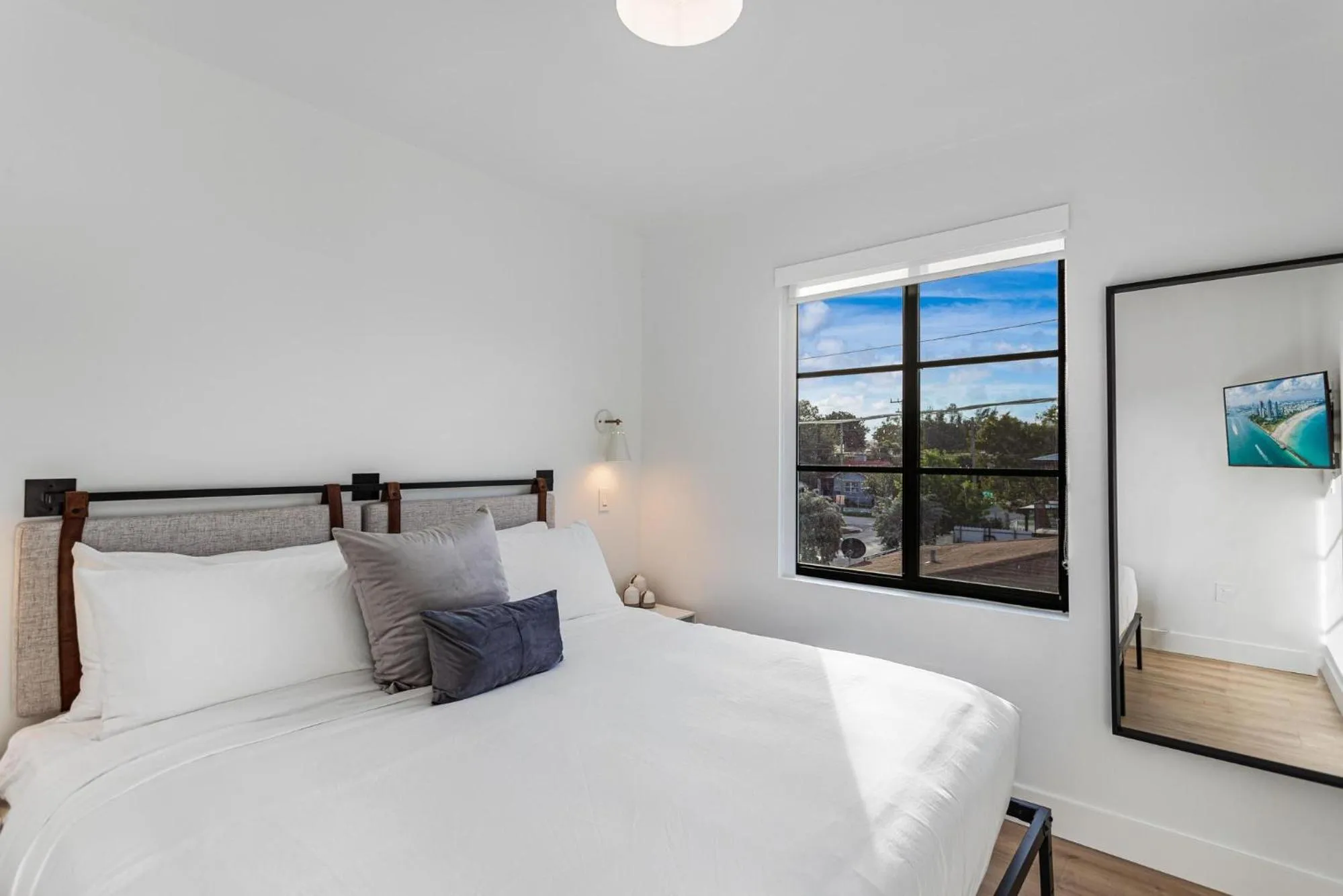 Bedroom, Bed in Lux Retreat By Renzzi