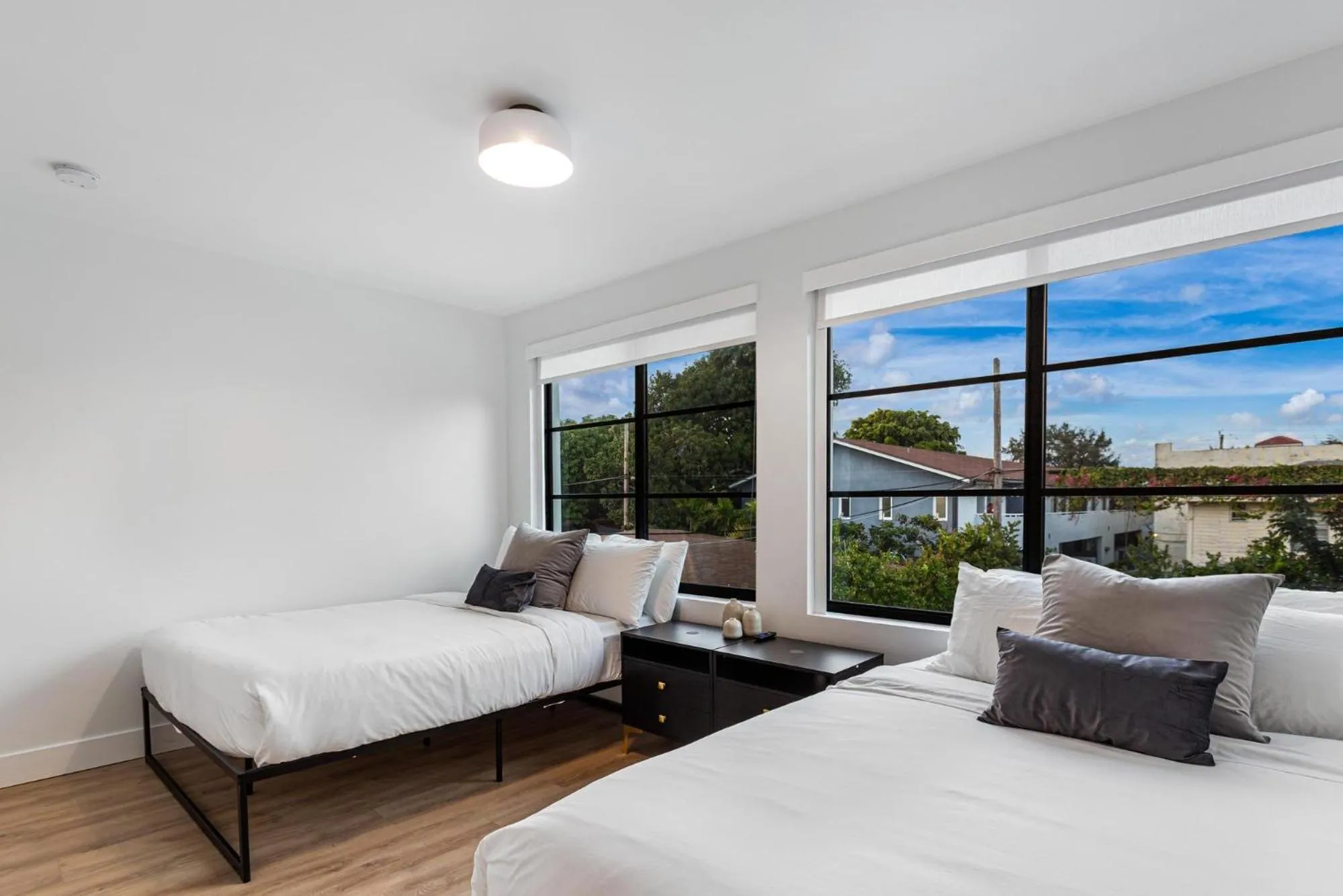 Photo of the whole room, Bed in Lux Retreat By Renzzi