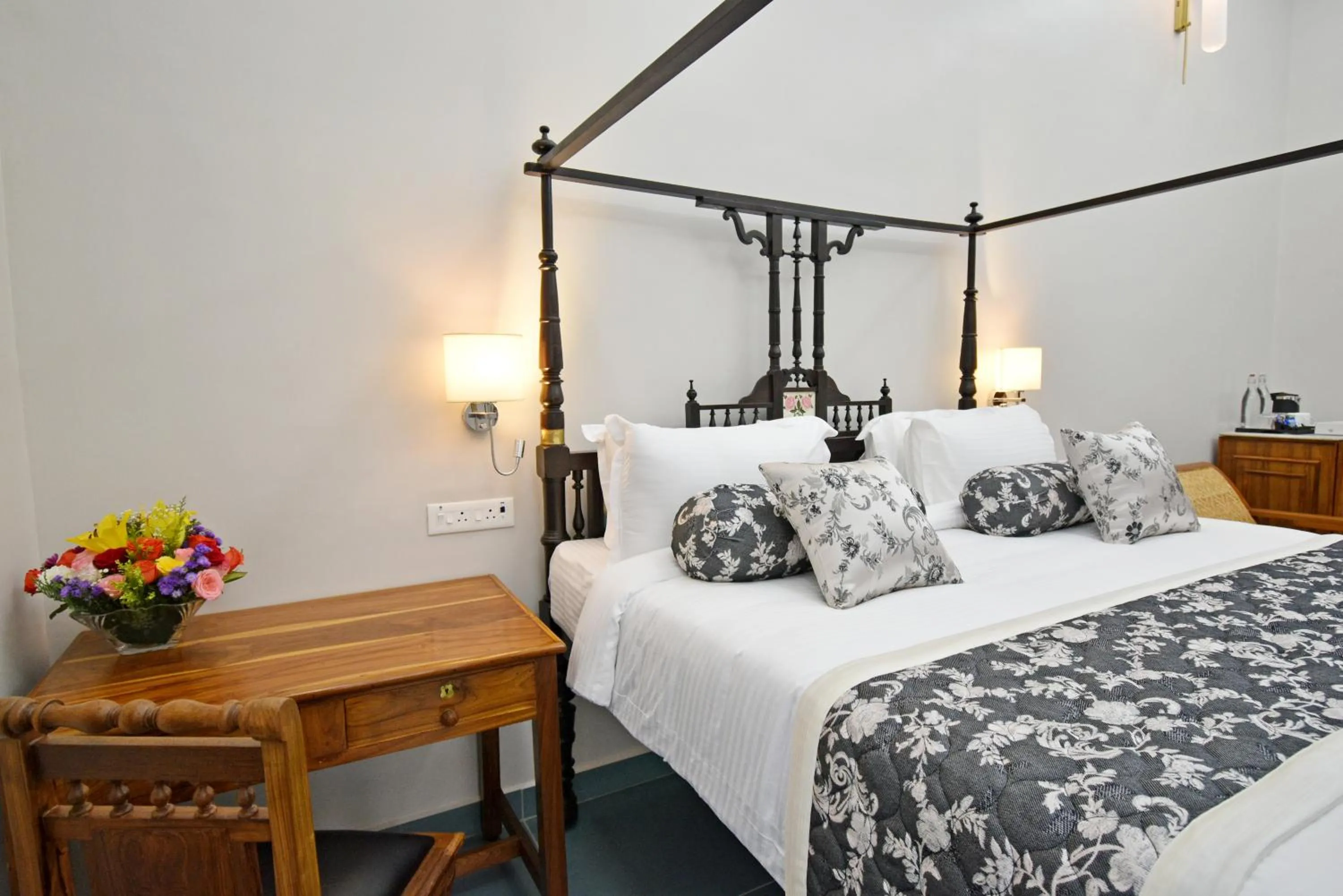 Le Colonial Suites