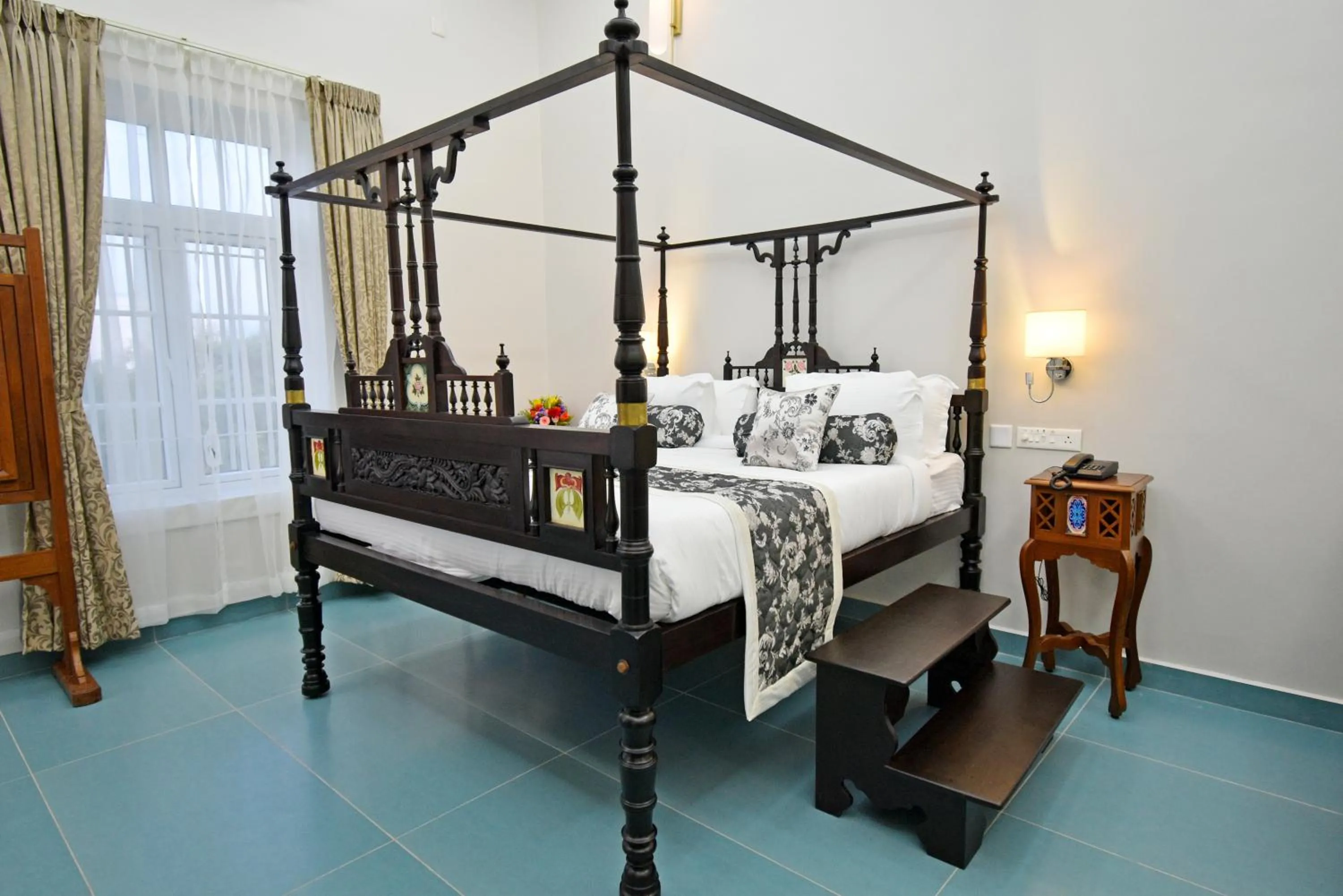 Le Colonial Suites