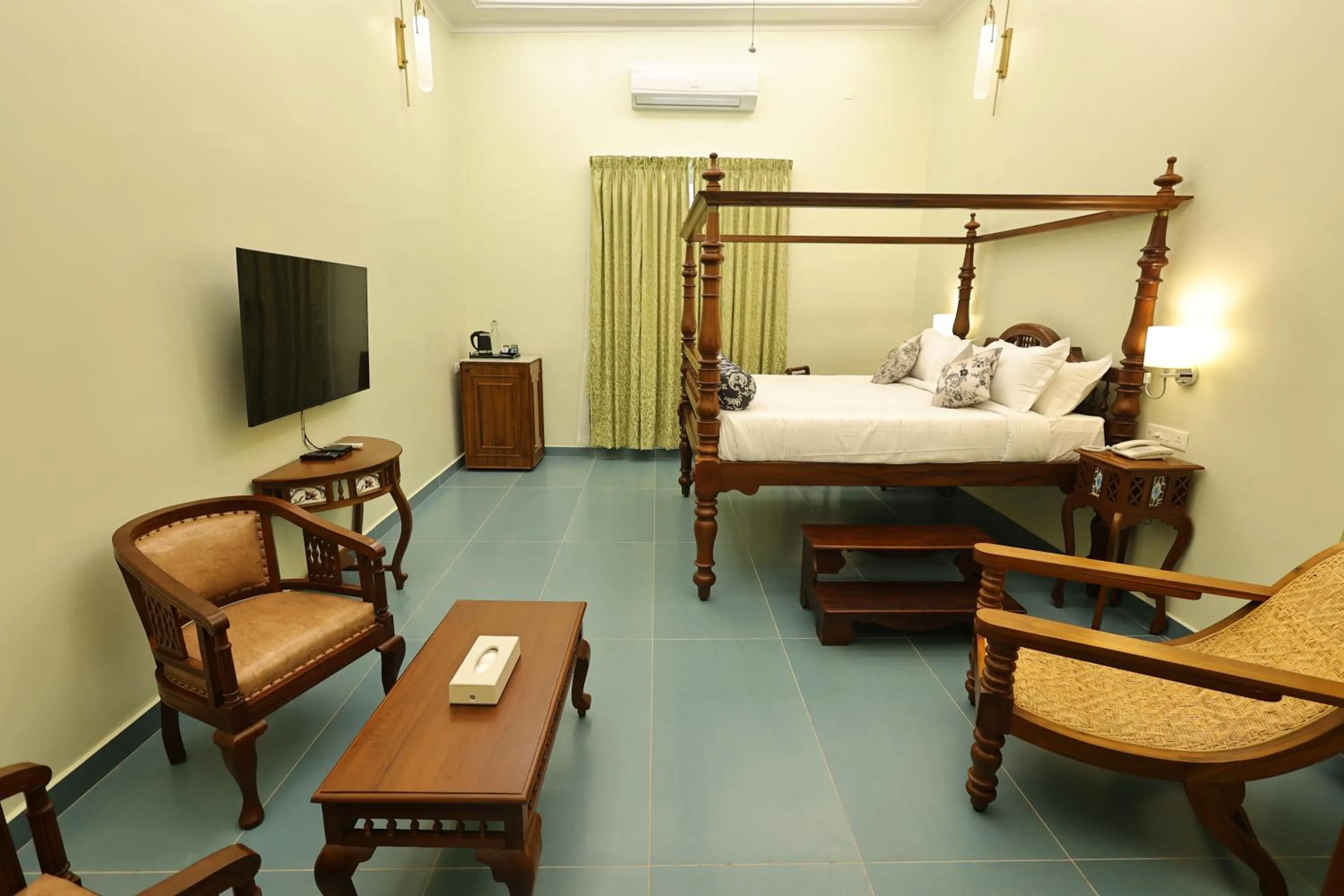 Le Colonial Suites