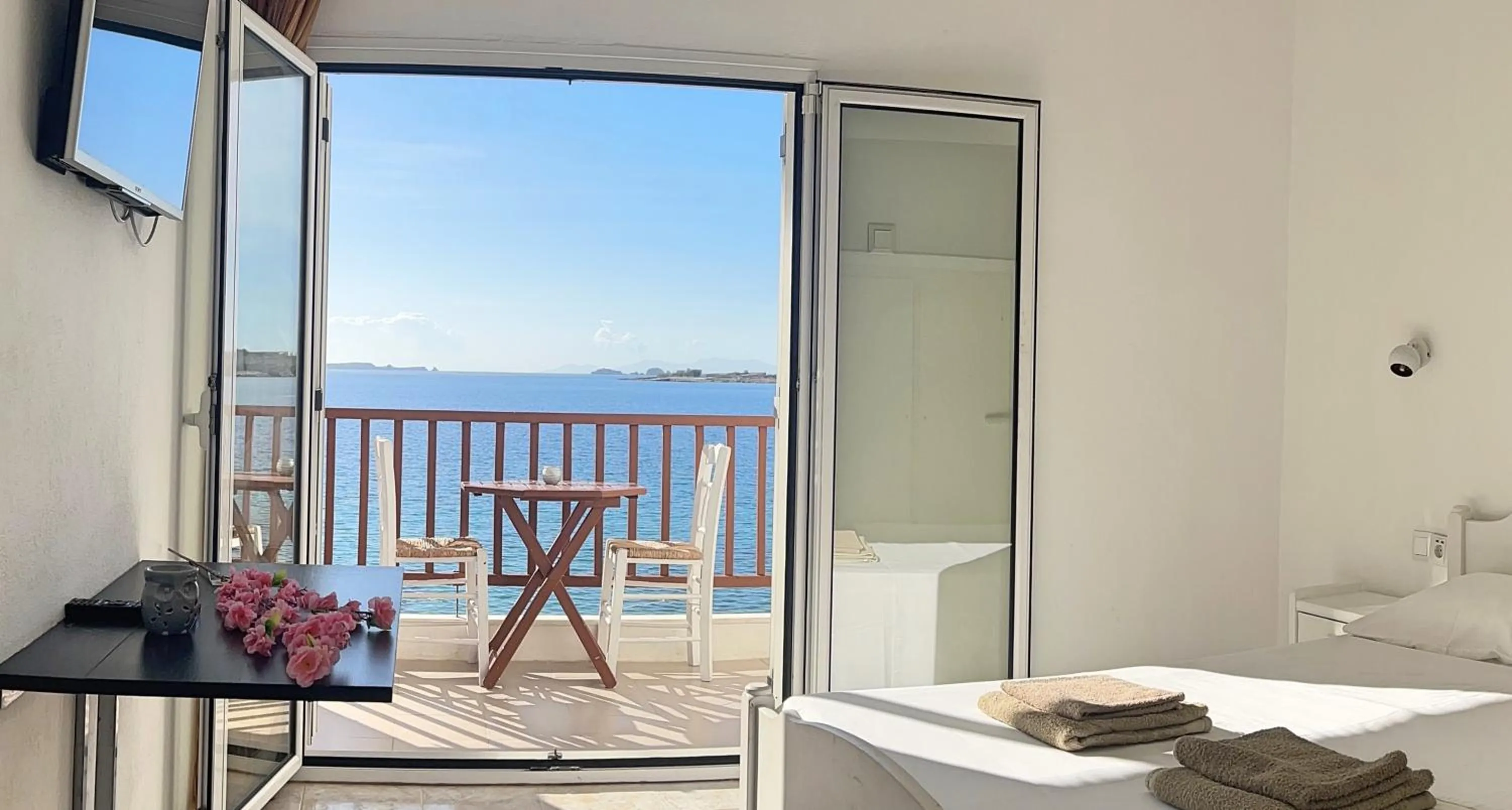 TV and multimedia in Petalides Apartments