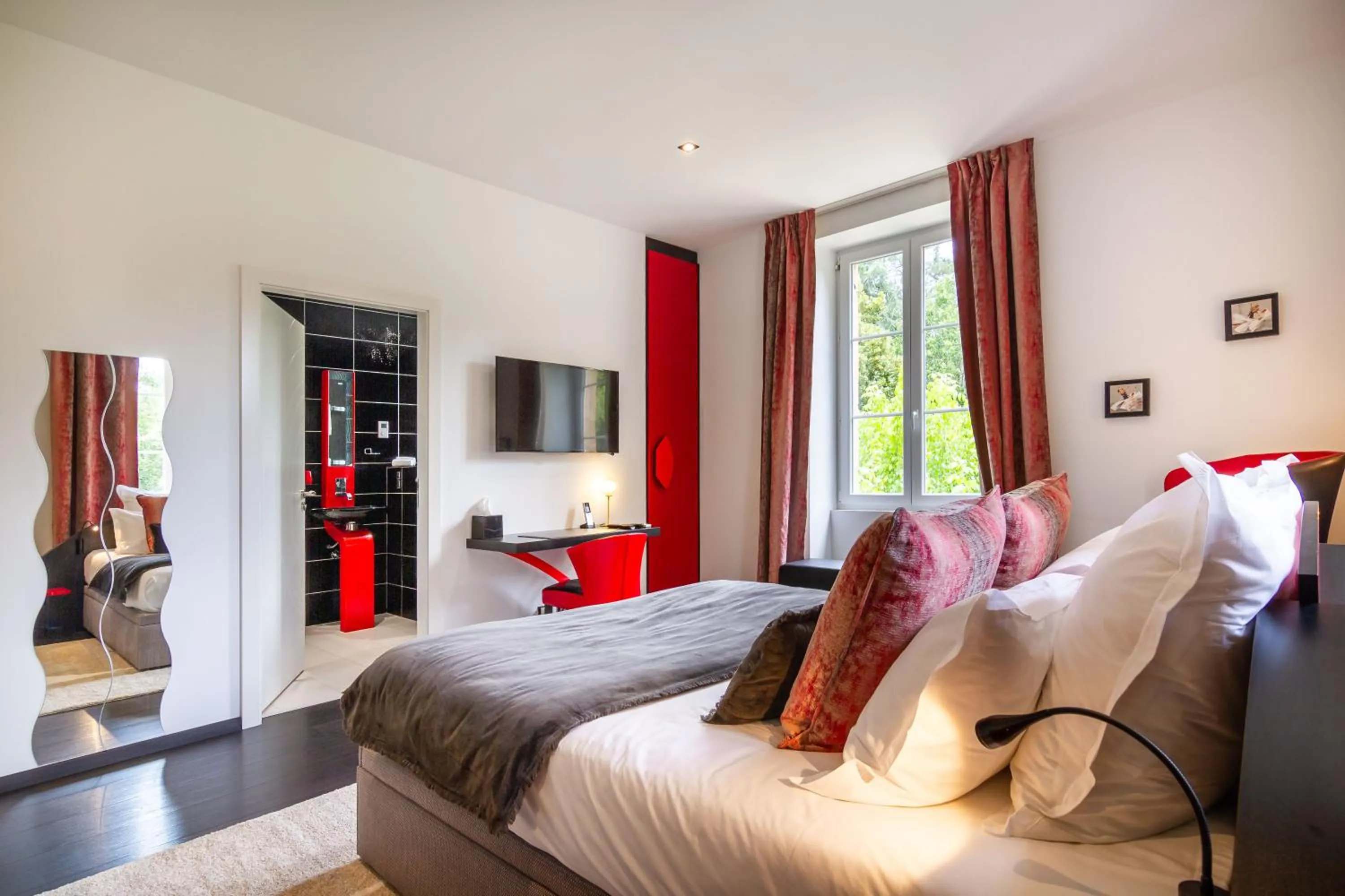 Photo of the whole room, Bed in Château de Maraval