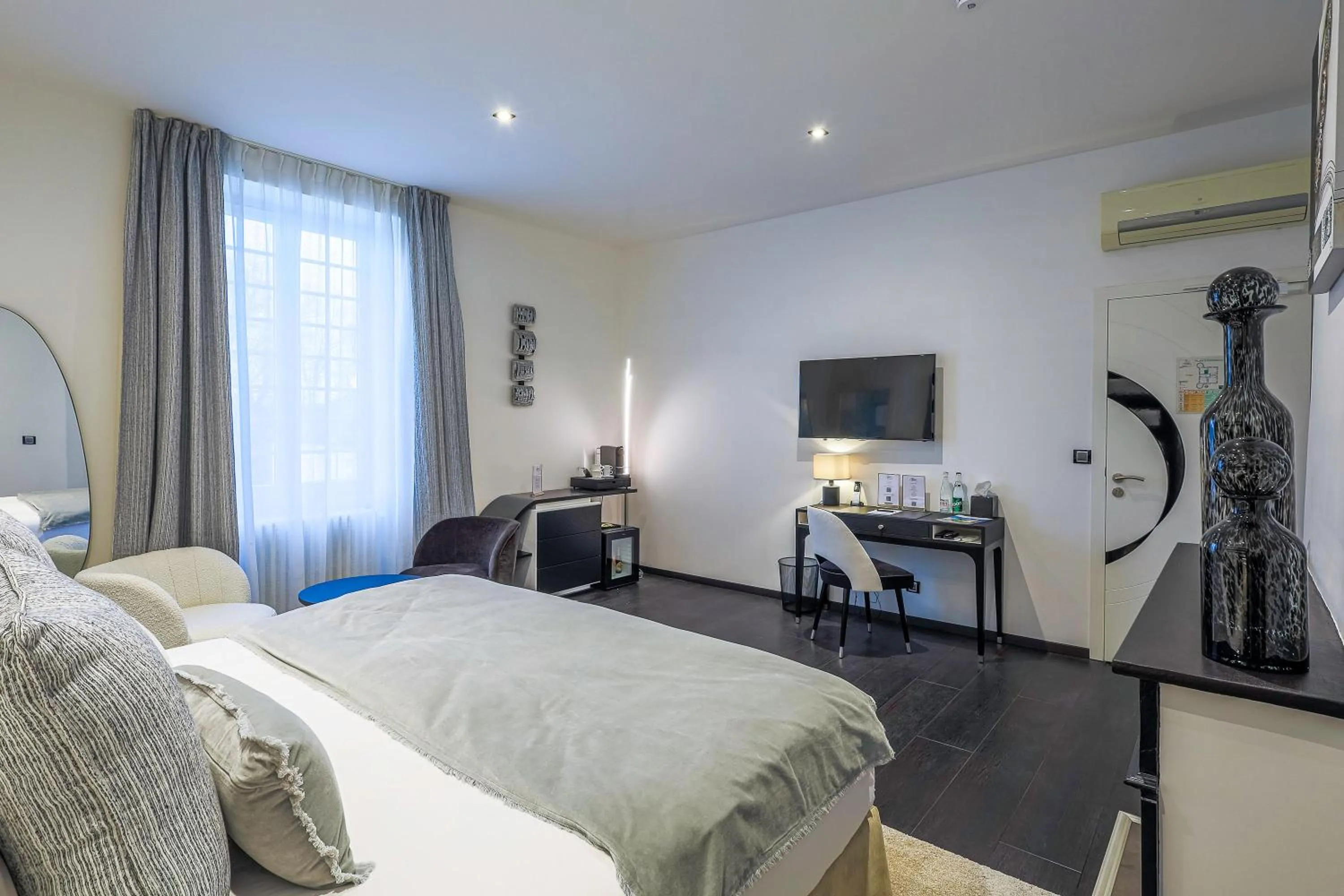 Bedroom, Bed in Château de Maraval