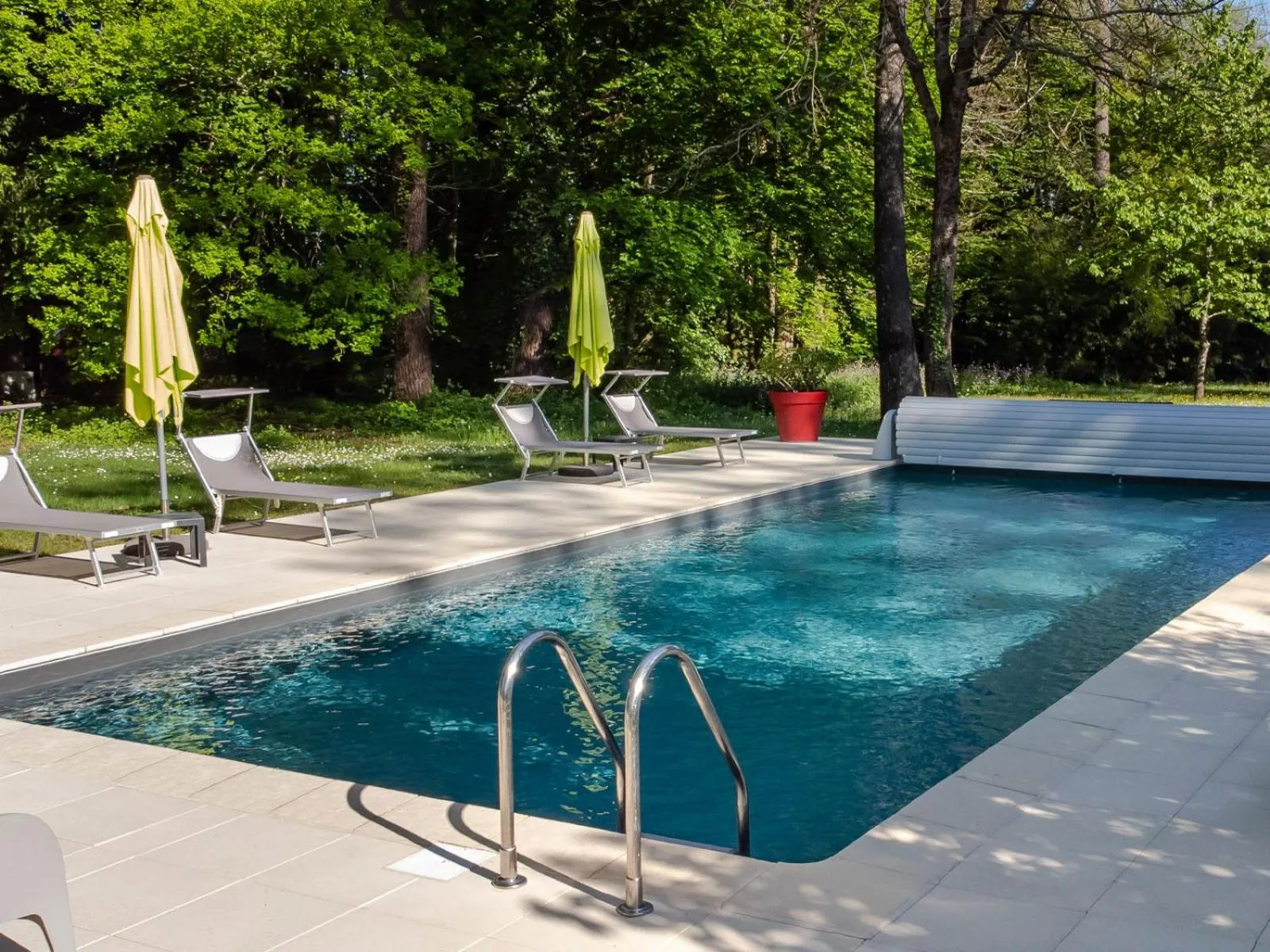 Swimming pool in Château de Maraval