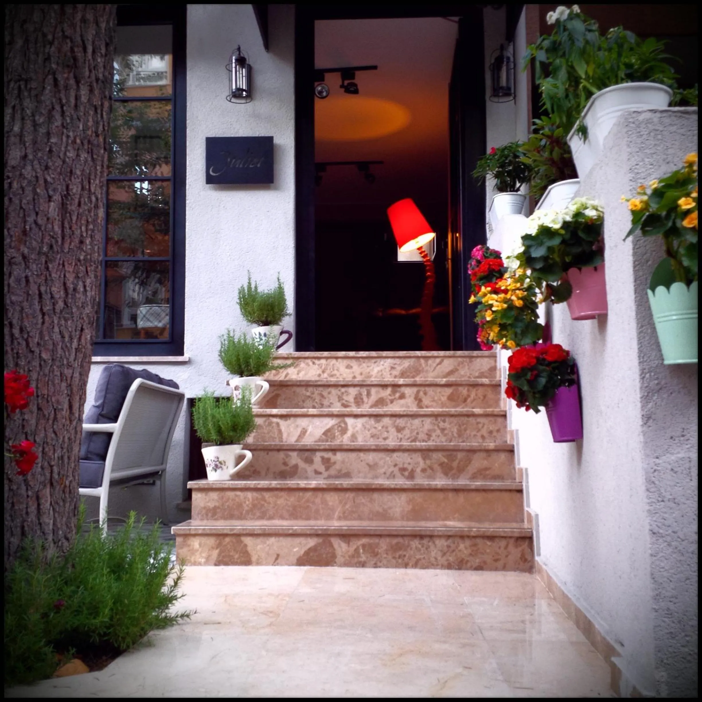 Facade/entrance in Juliet Rooms & Kitchen