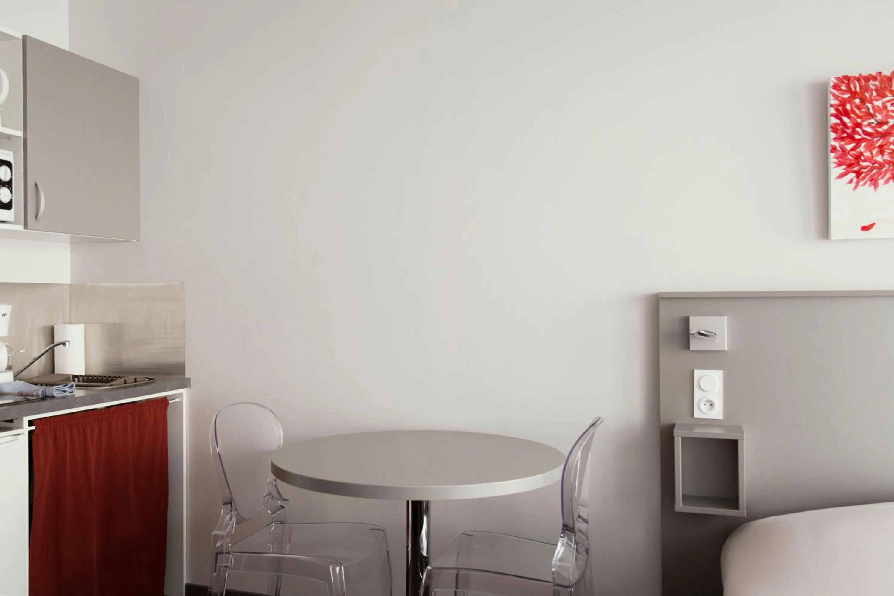 Photo of the whole room in Smartappart Lorient