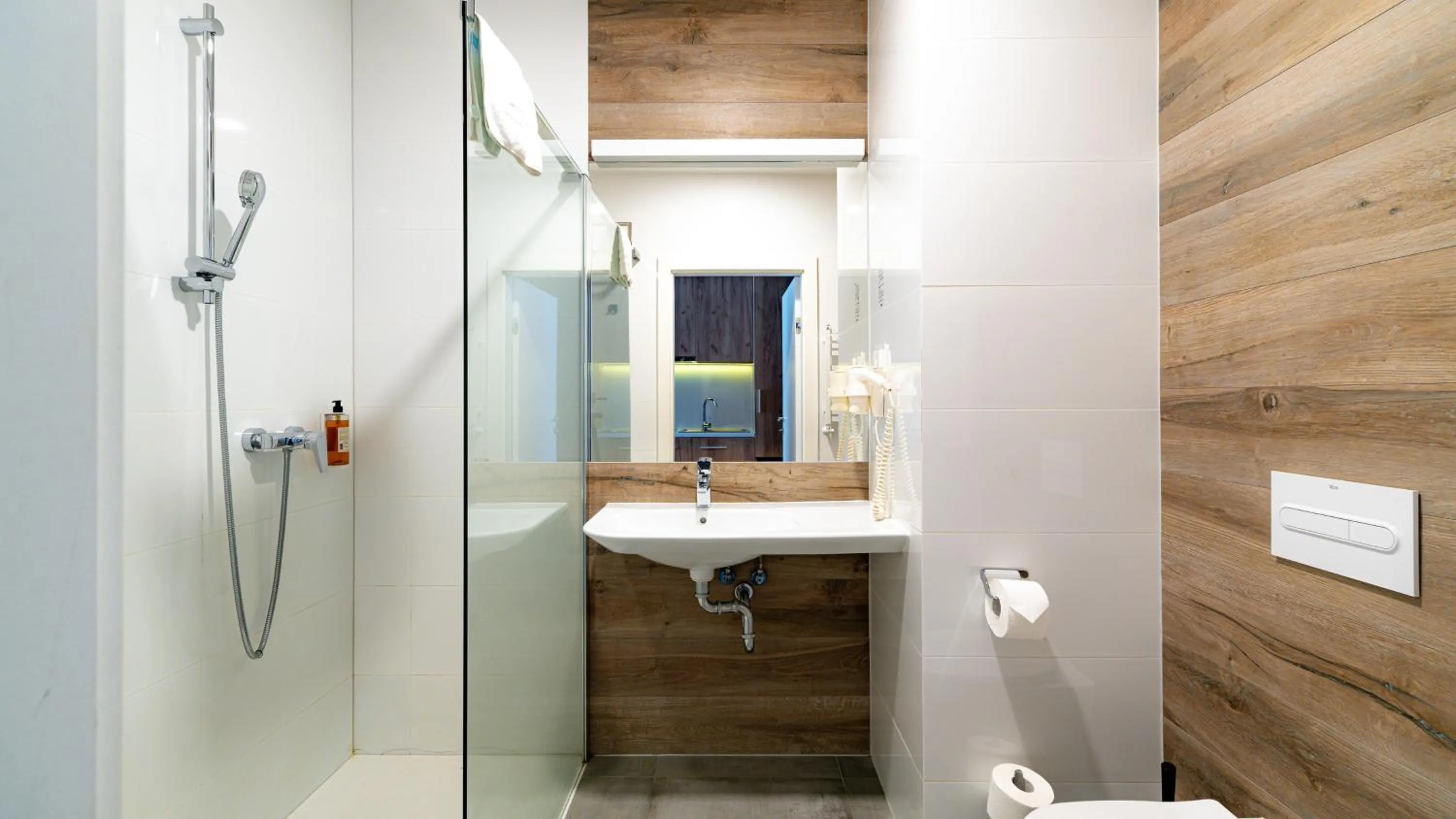 Shower in Aparthotel Panorama - Czarna Góra Resort, Sun & Snow