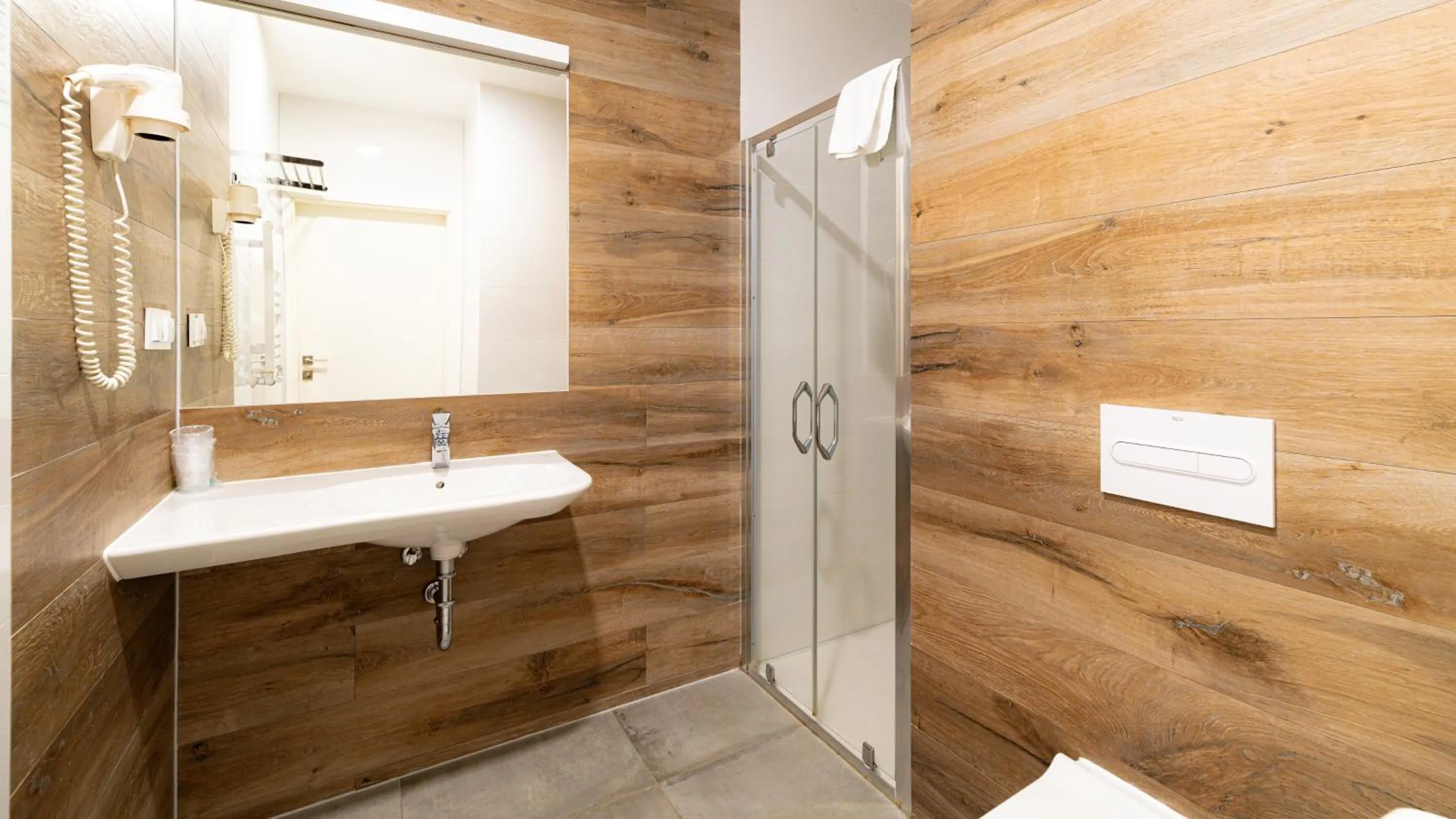 Shower in Aparthotel Panorama - Czarna Góra Resort, Sun & Snow