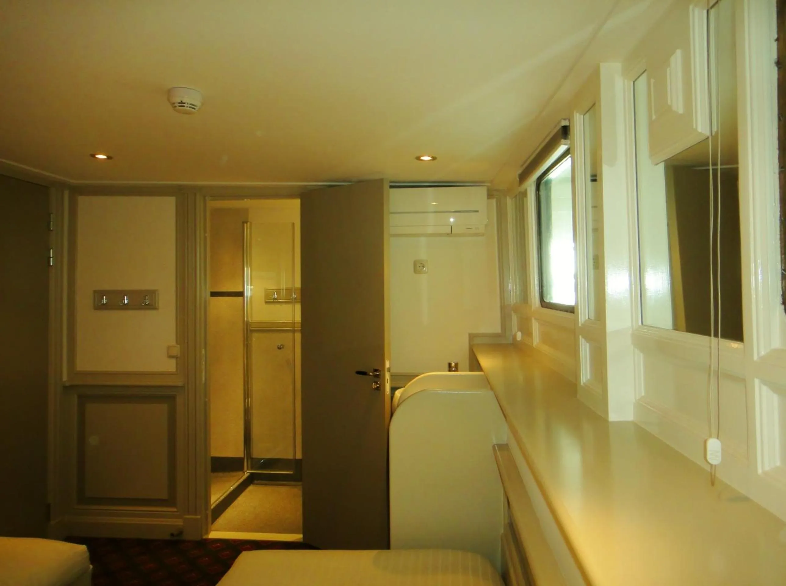 Photo of the whole room in Kapitein Anna