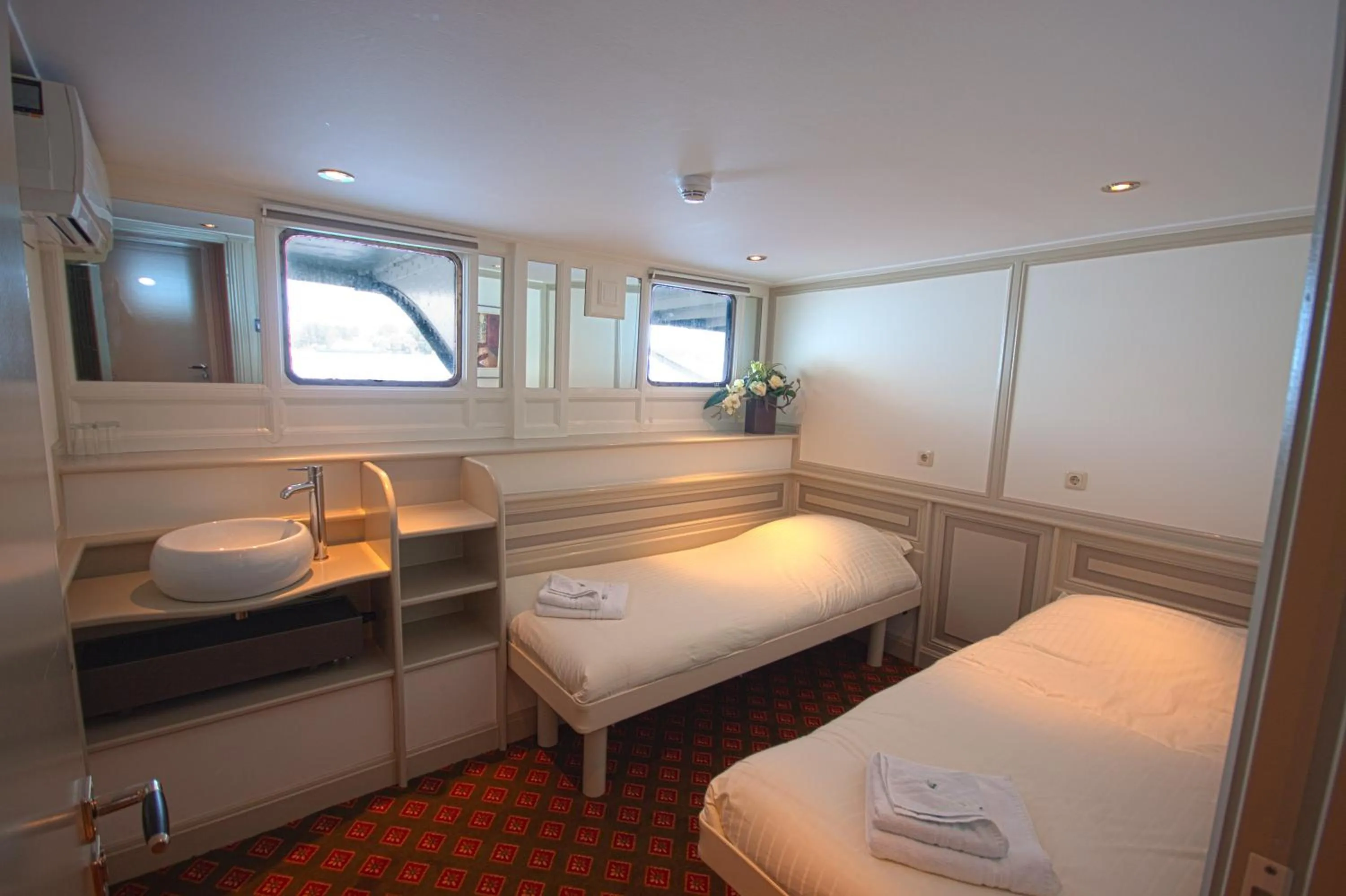 Photo of the whole room in Kapitein Anna