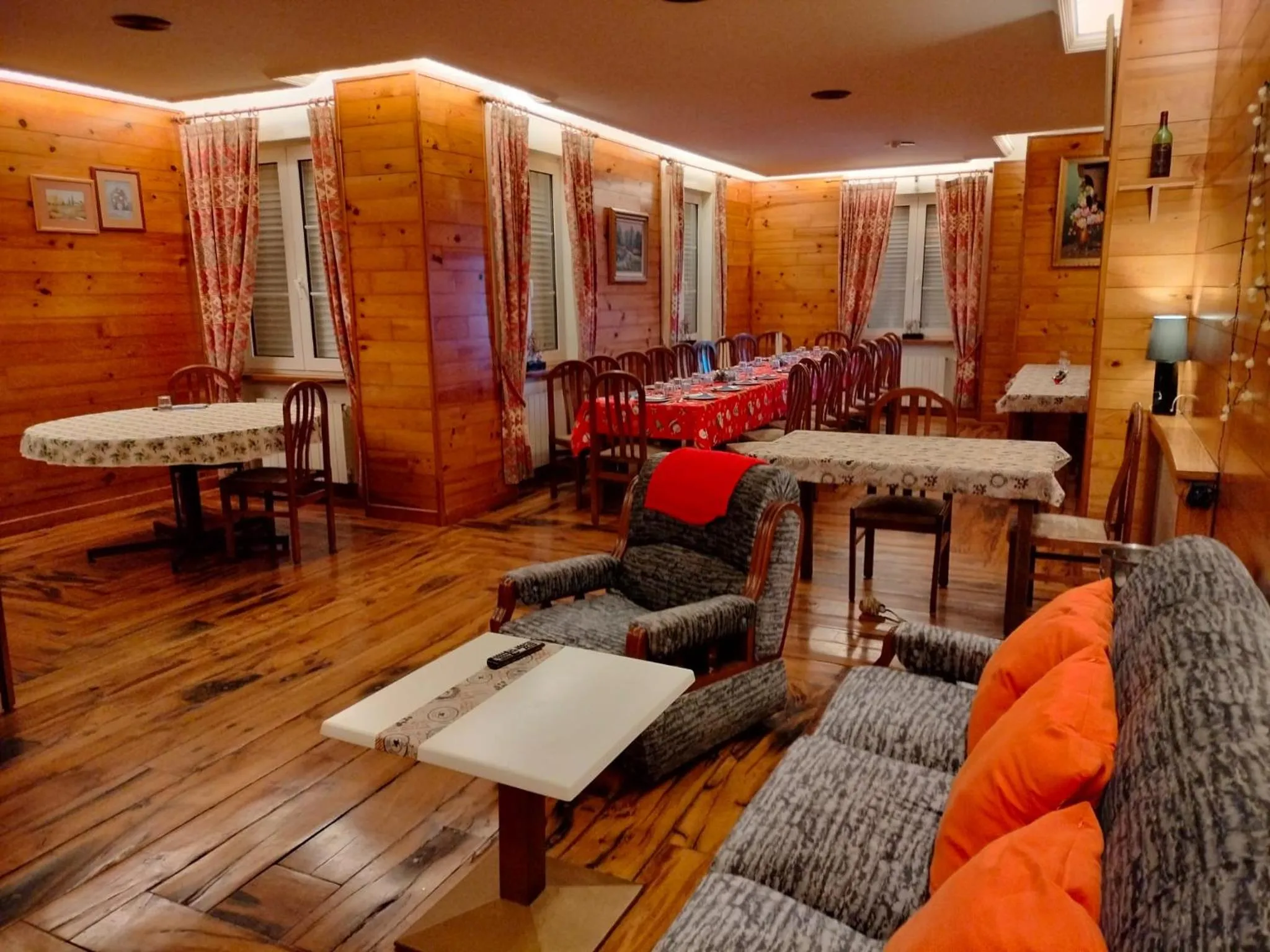 Restaurant/places to eat in Hotel Capellan