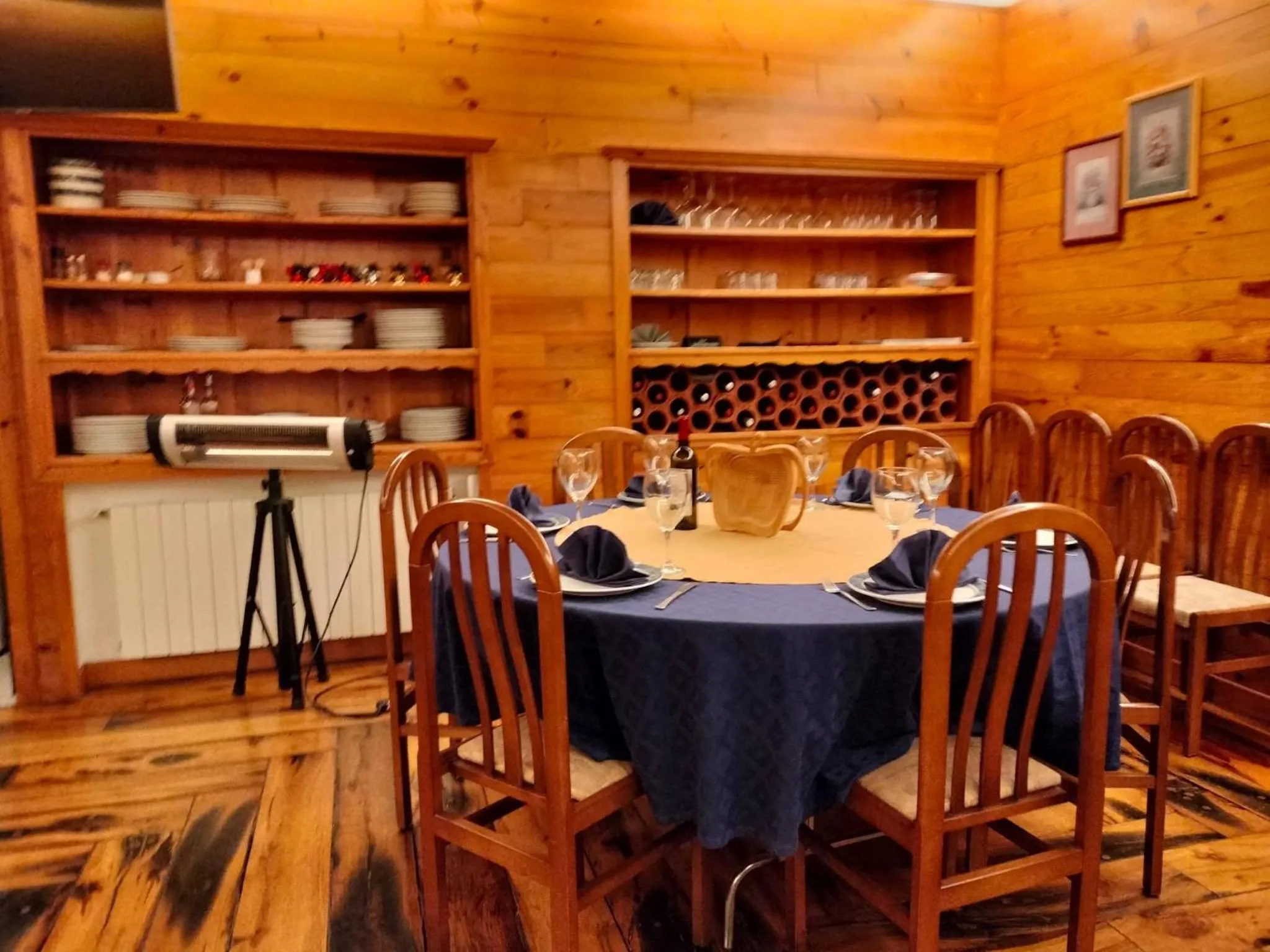 Restaurant/places to eat in Hotel Capellan