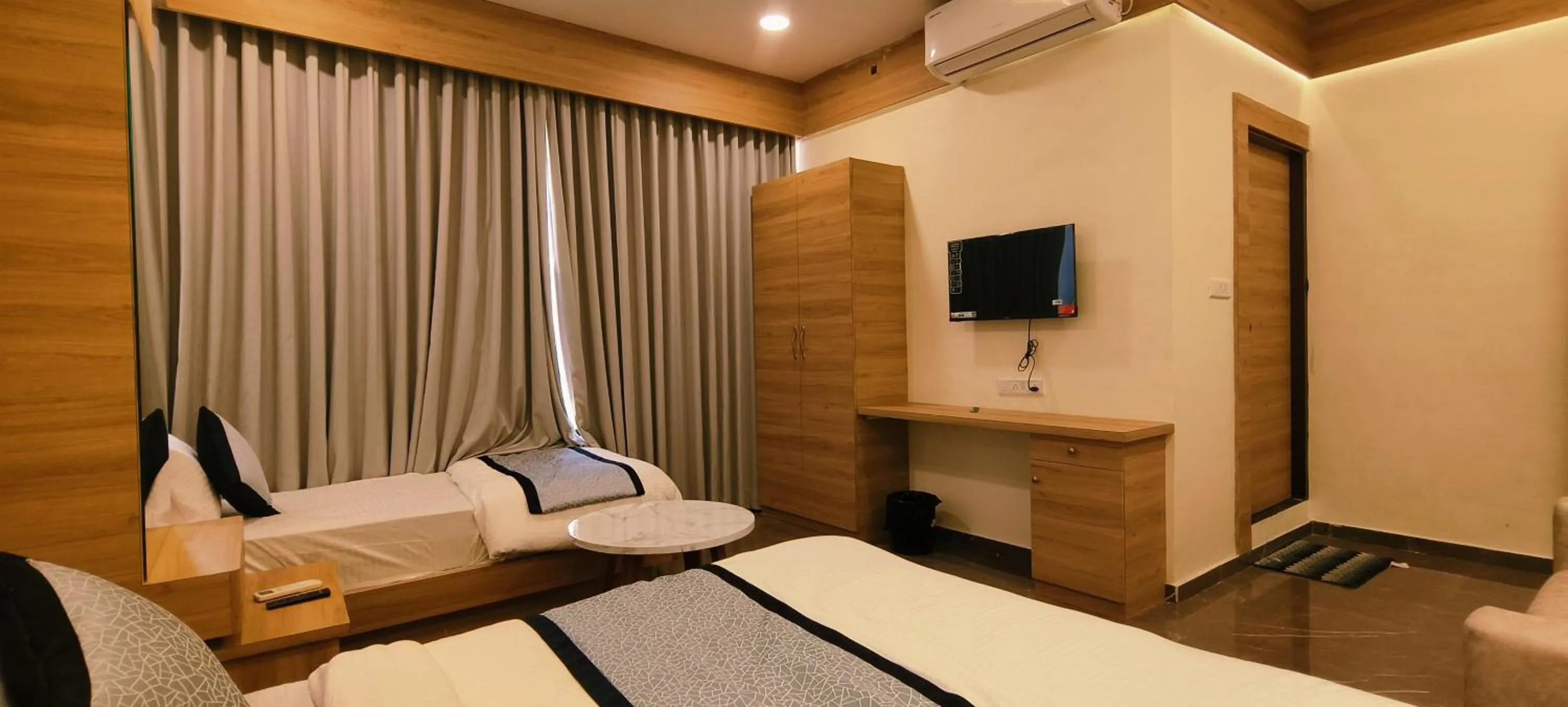Communal lounge/ TV room, Bed in Hotel Krish villa