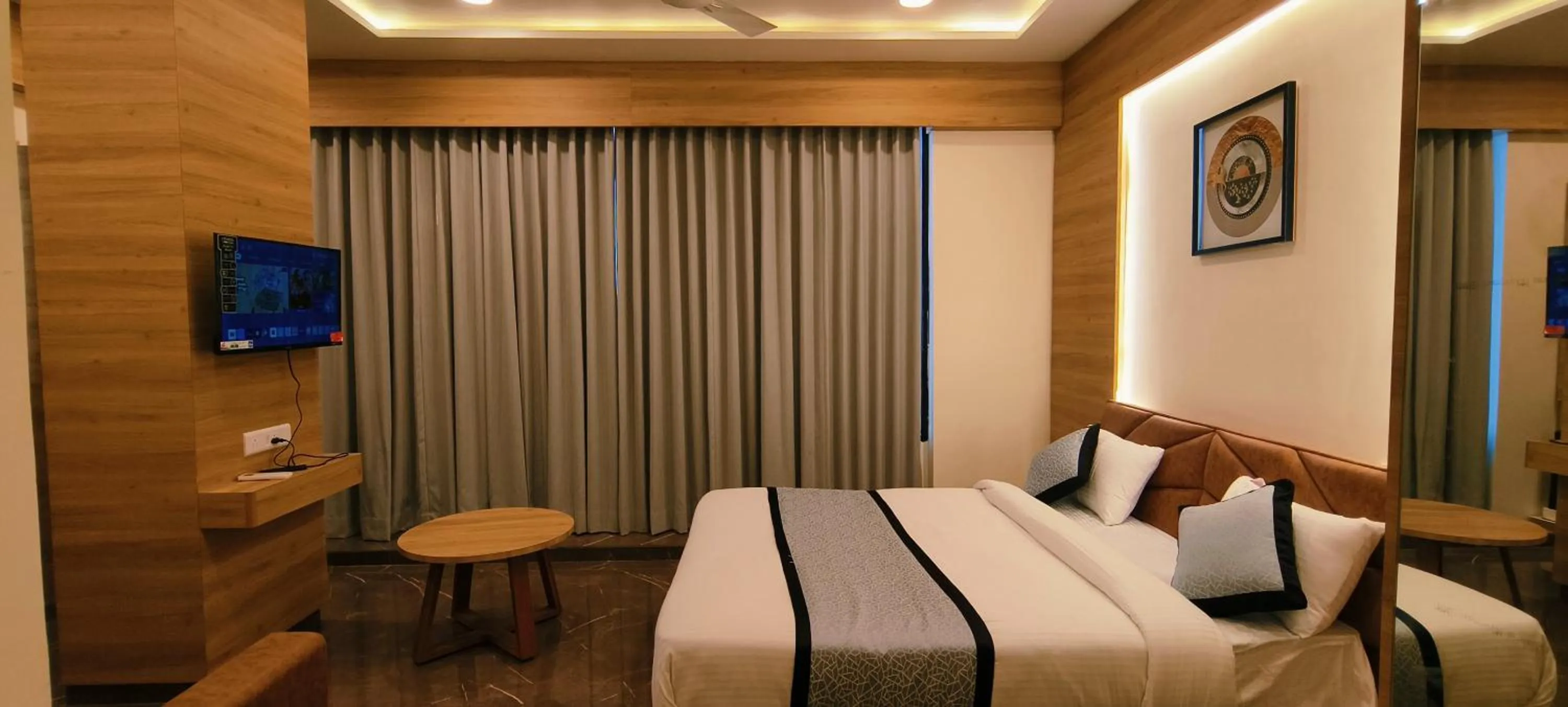 Communal lounge/ TV room, Bed in Hotel Krish villa