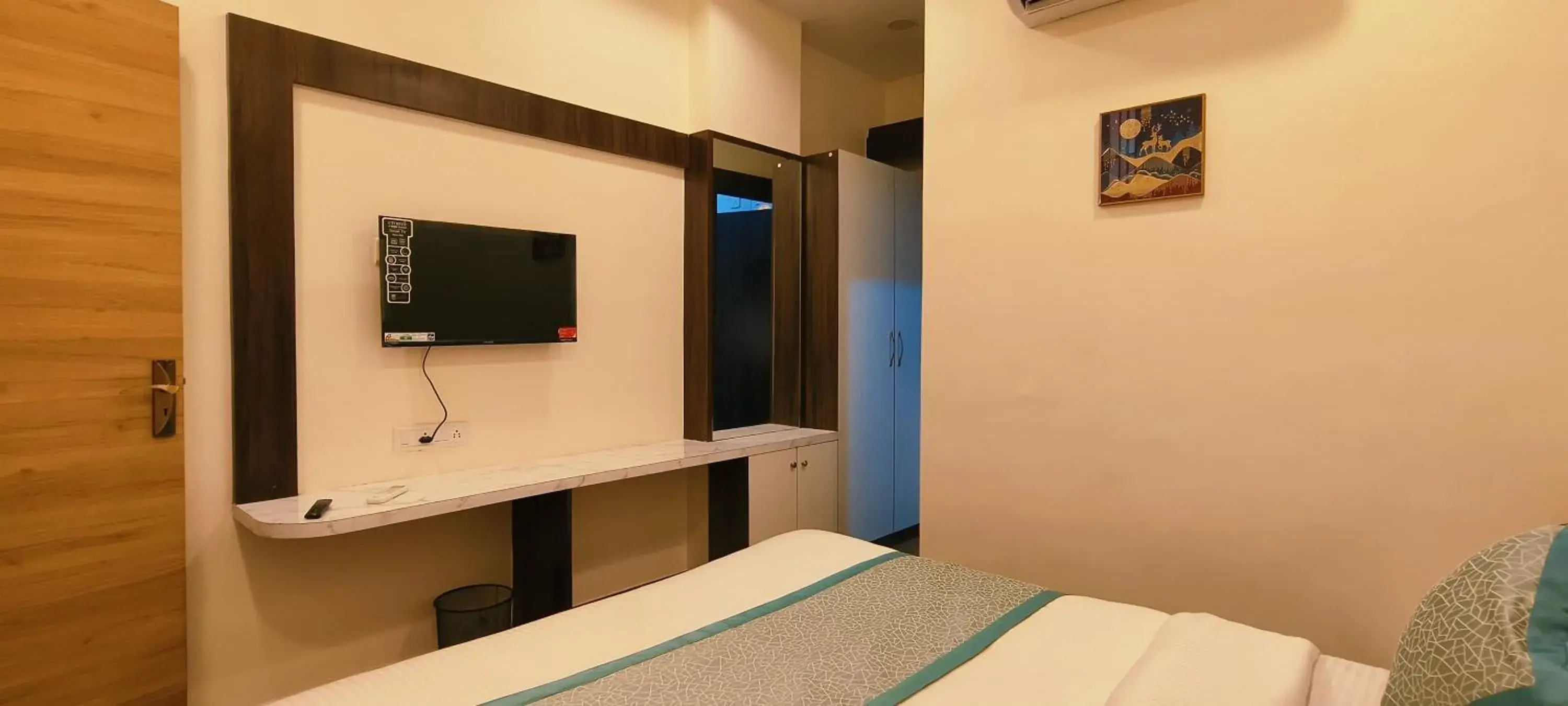 Communal lounge/ TV room, Bed in Hotel Krish villa Communal lounge/ TV room, Bed in Hotel Krish villa