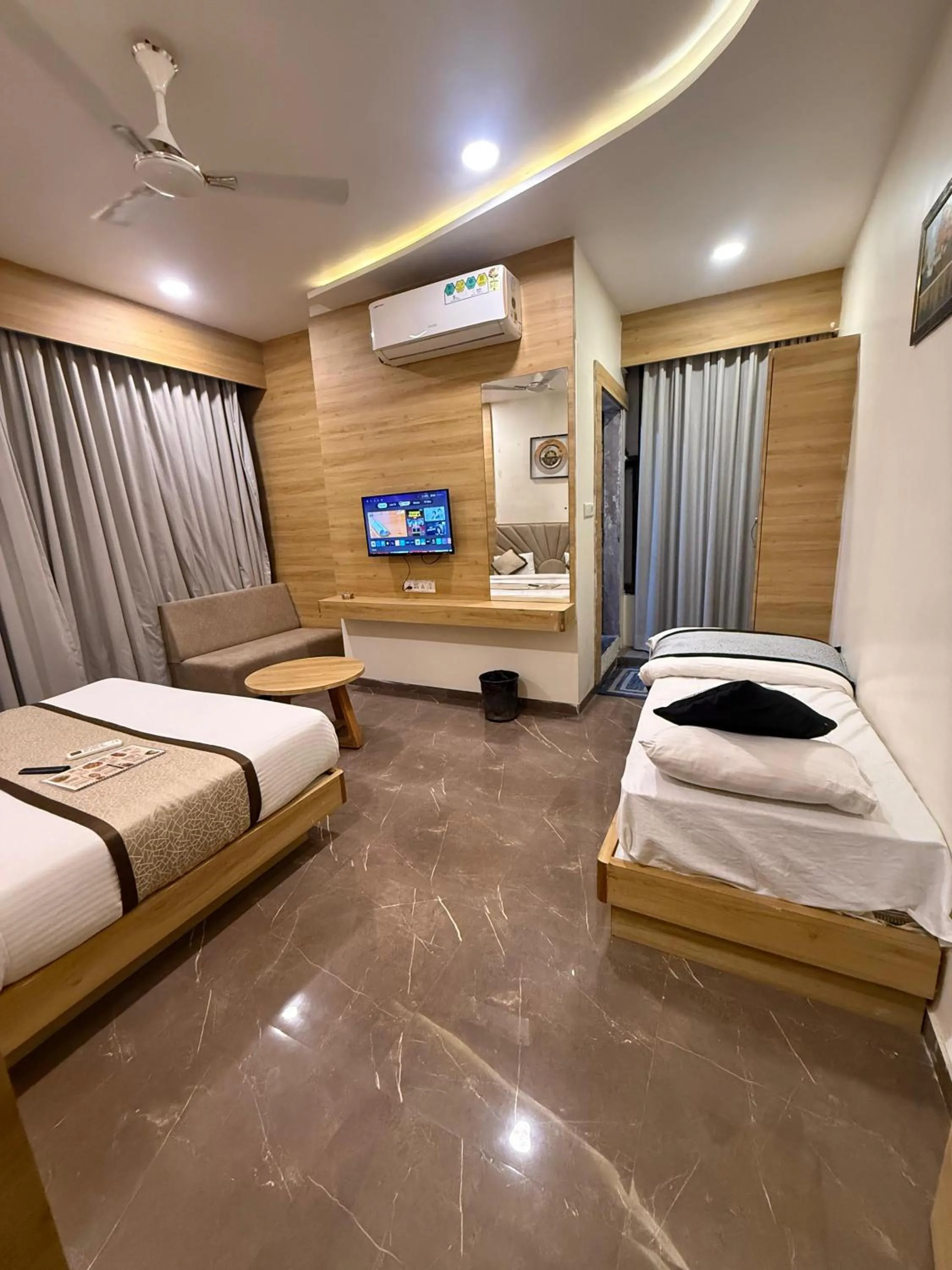 Communal lounge/ TV room, Bed in Hotel Krish villa
