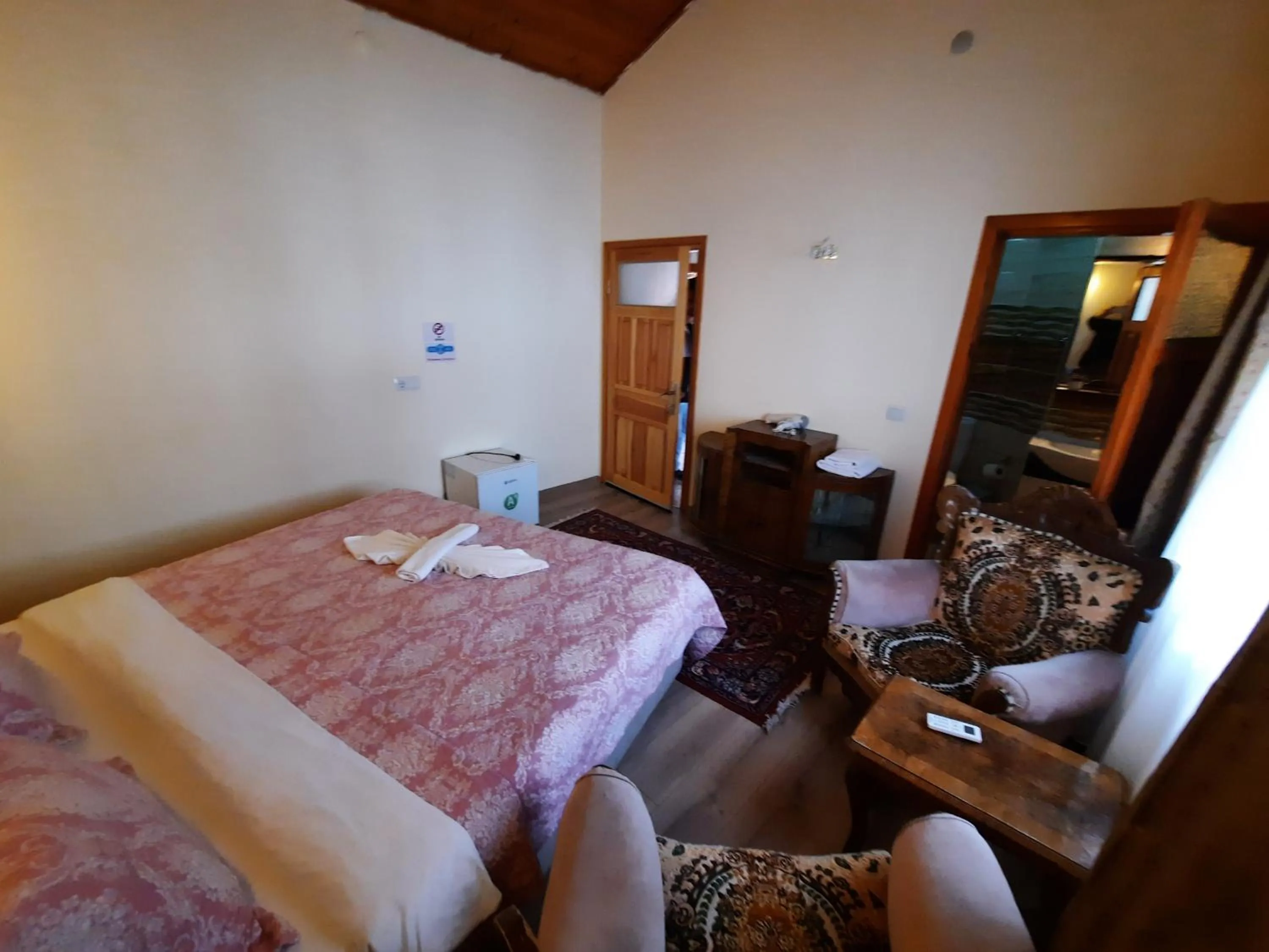 Photo of the whole room, Bed in Ali Baba's House