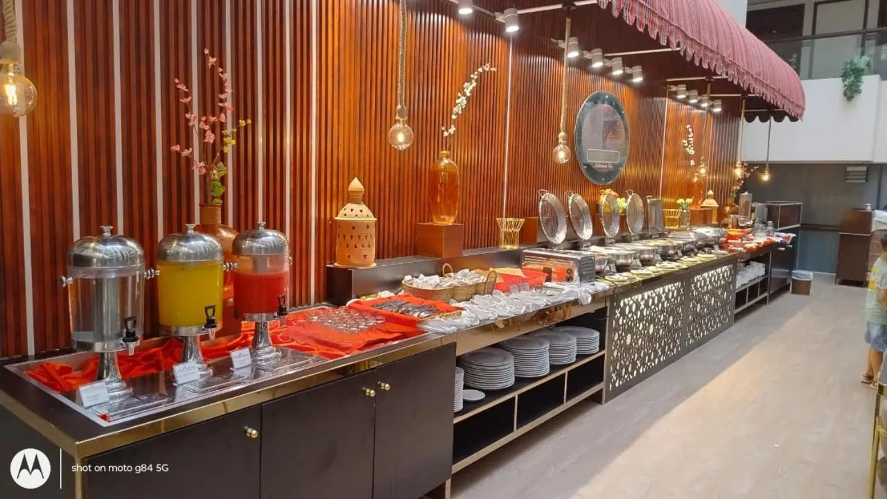 Restaurant/places to eat in Aavri Hotel