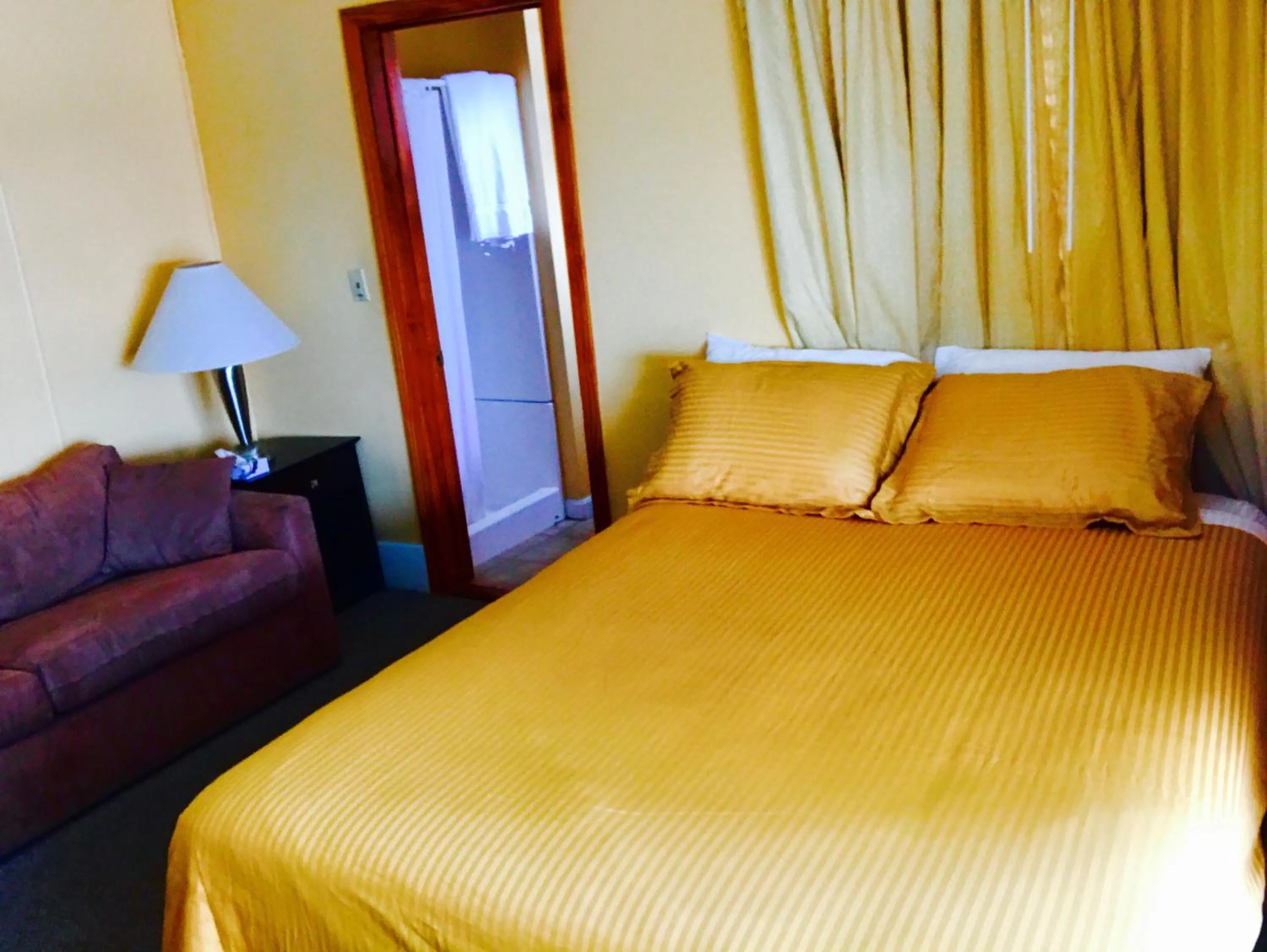 Toilet, Bed in The Moulton Hotel