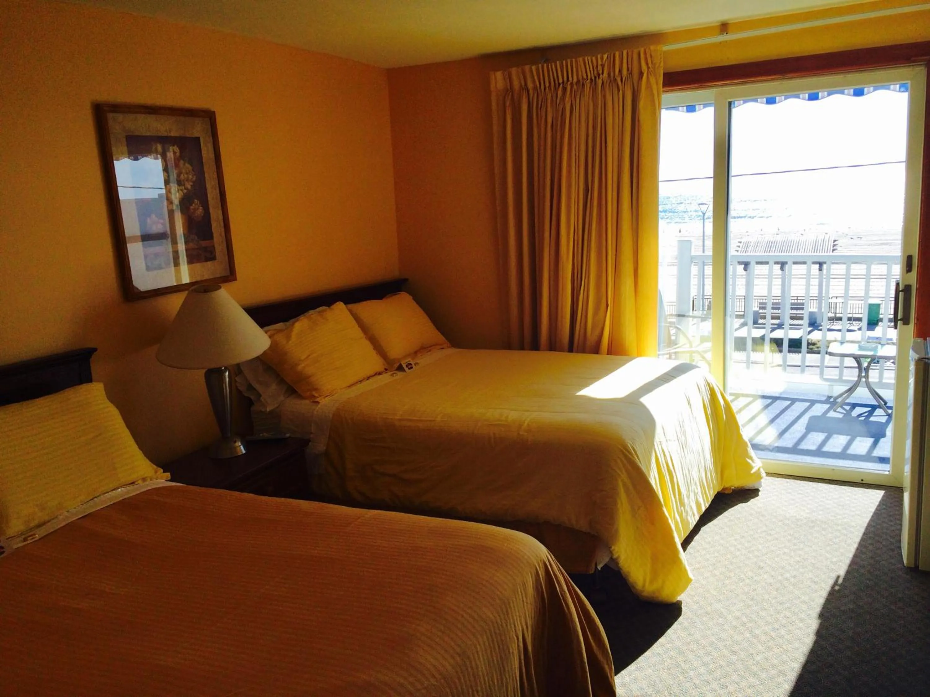 Summer, Bed in The Moulton Hotel