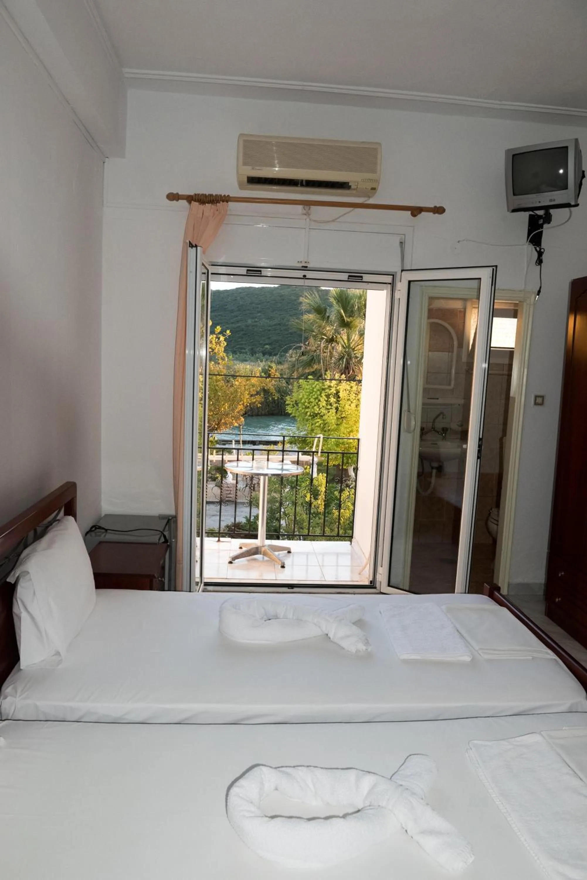 Photo of the whole room, Bed in Hotel Glaros