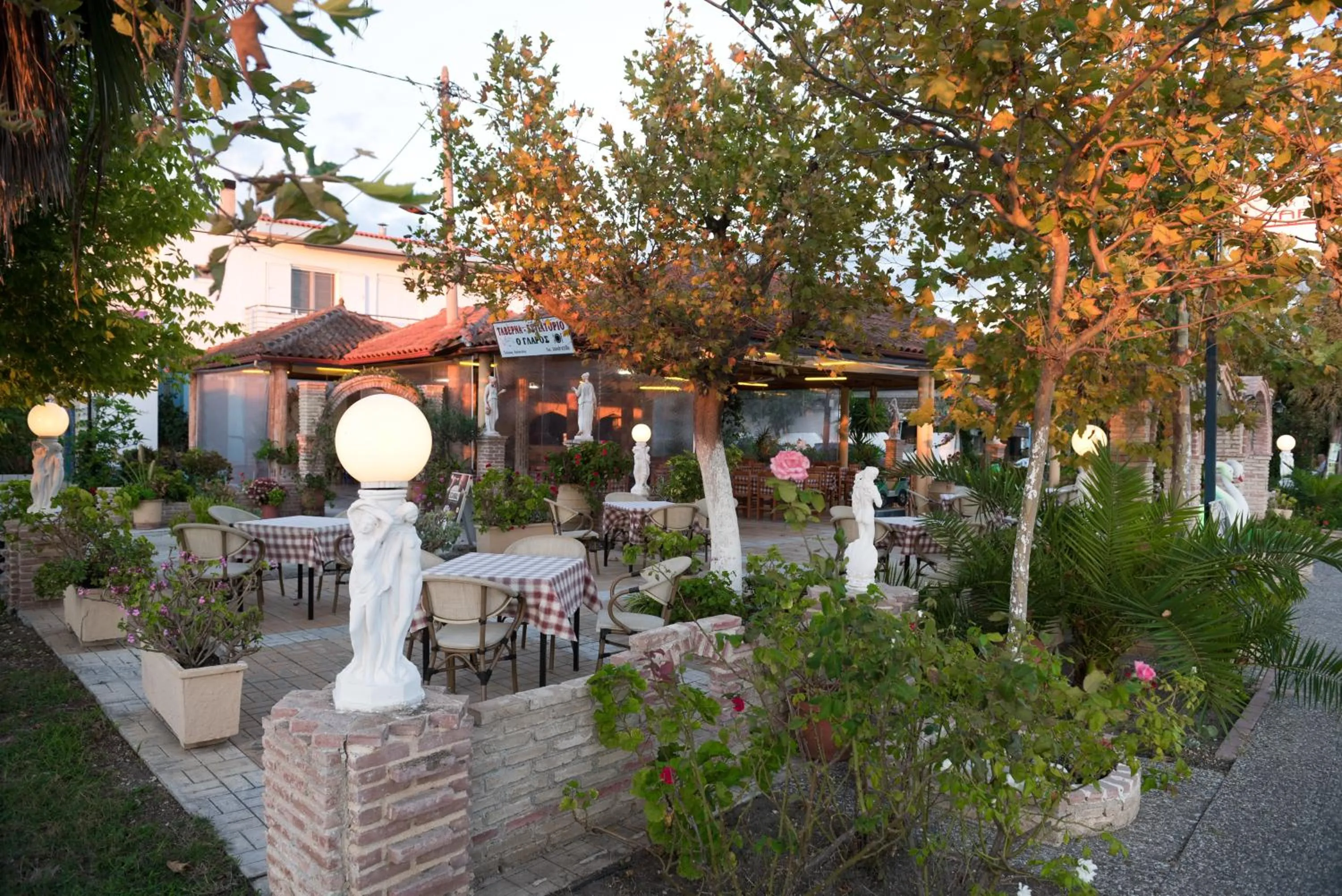 Restaurant/places to eat in Hotel Glaros