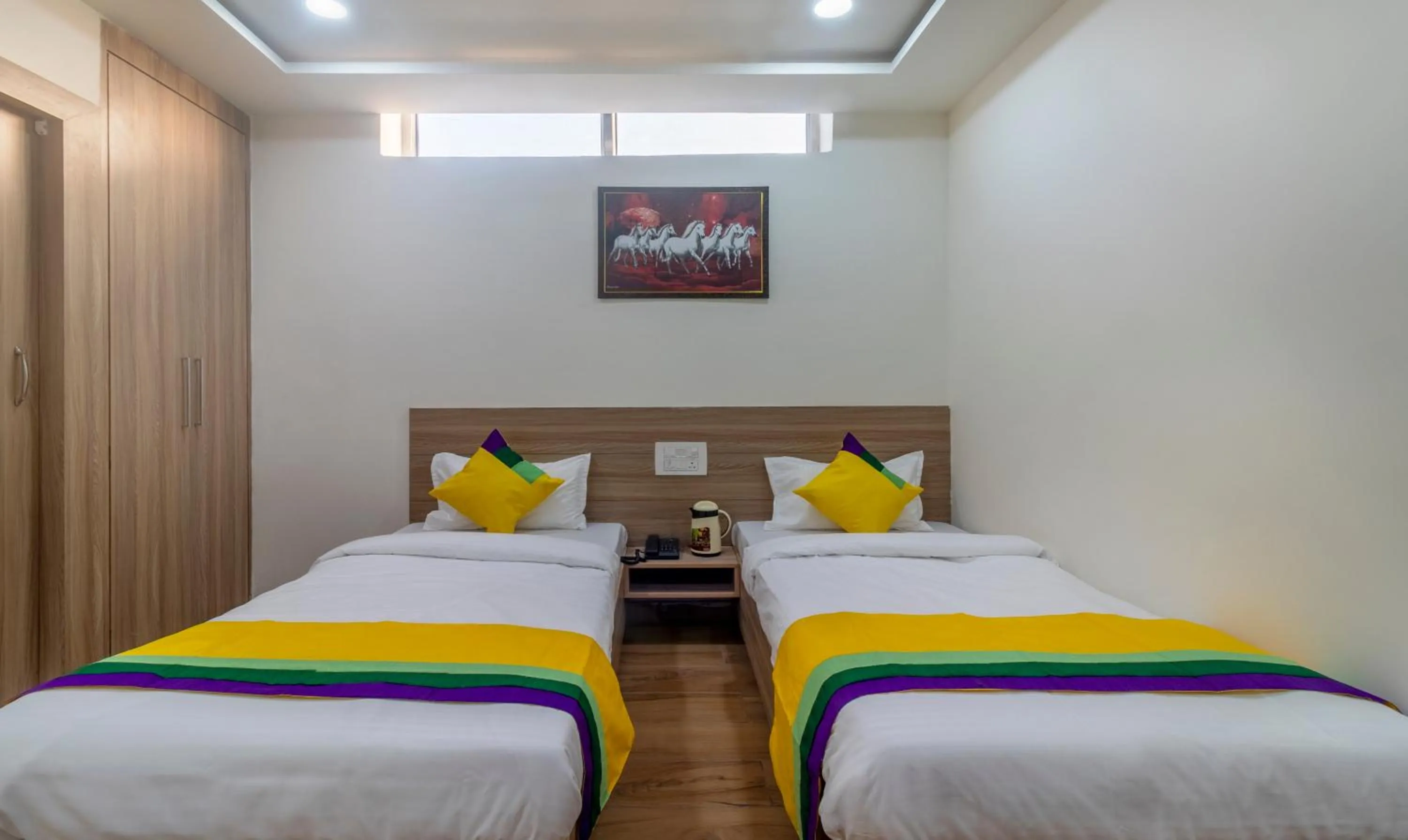 Bedroom, Bed in Itsy Hotels Krishna Residency, Govardhan Chauraha