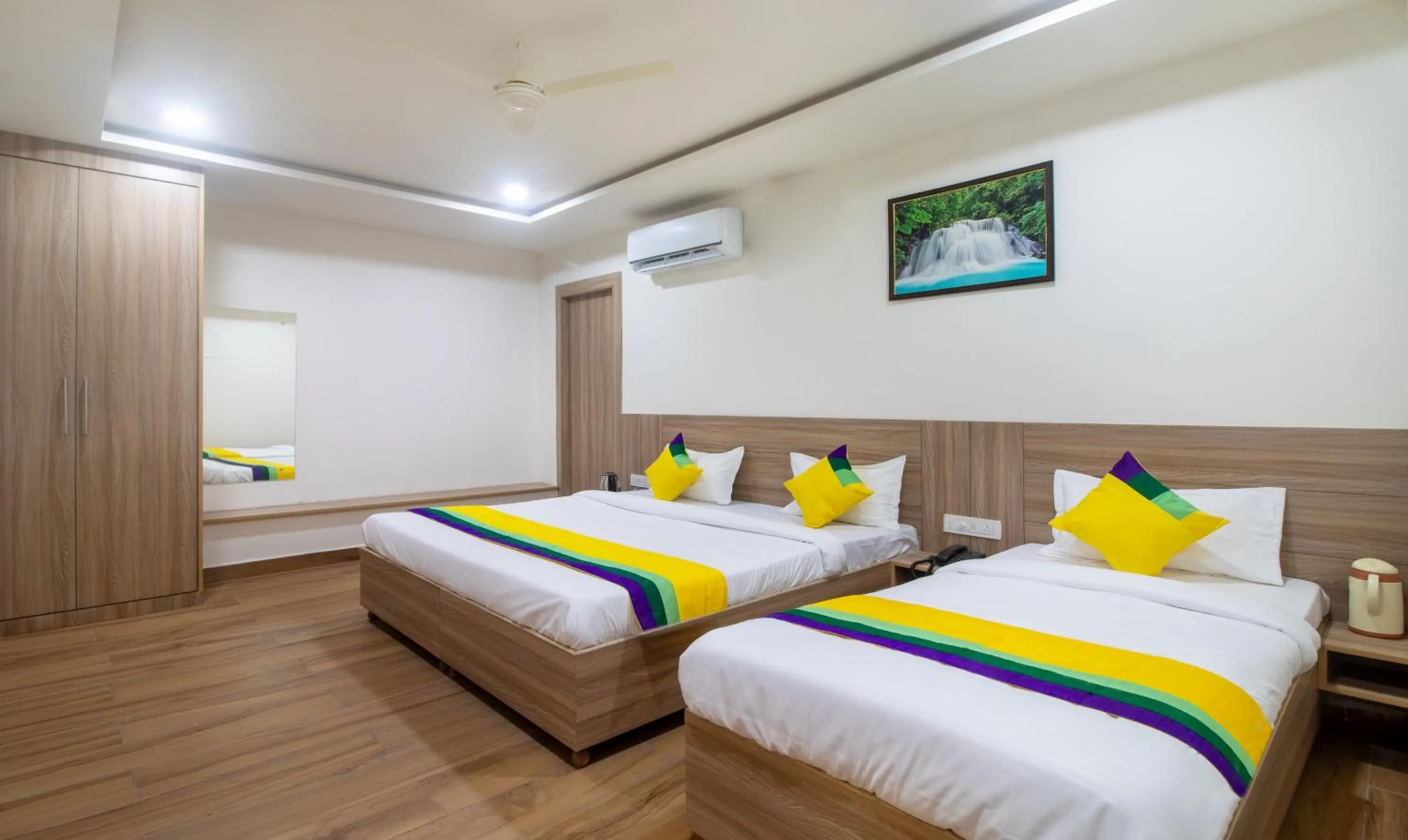 Bedroom, Bed in Itsy Hotels Krishna Residency, Govardhan Chauraha