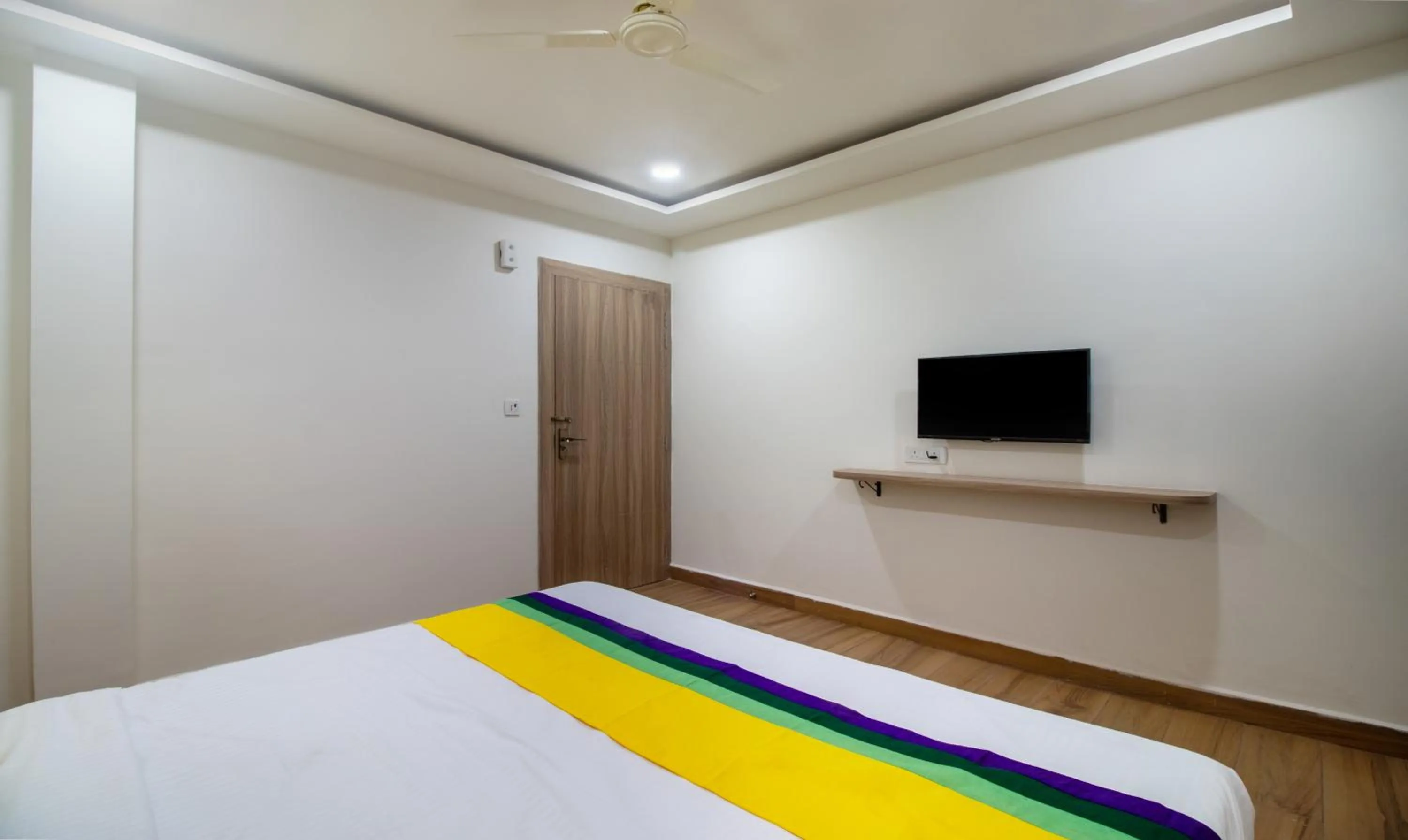 Bedroom, Bed in Itsy Hotels Krishna Residency, Govardhan Chauraha