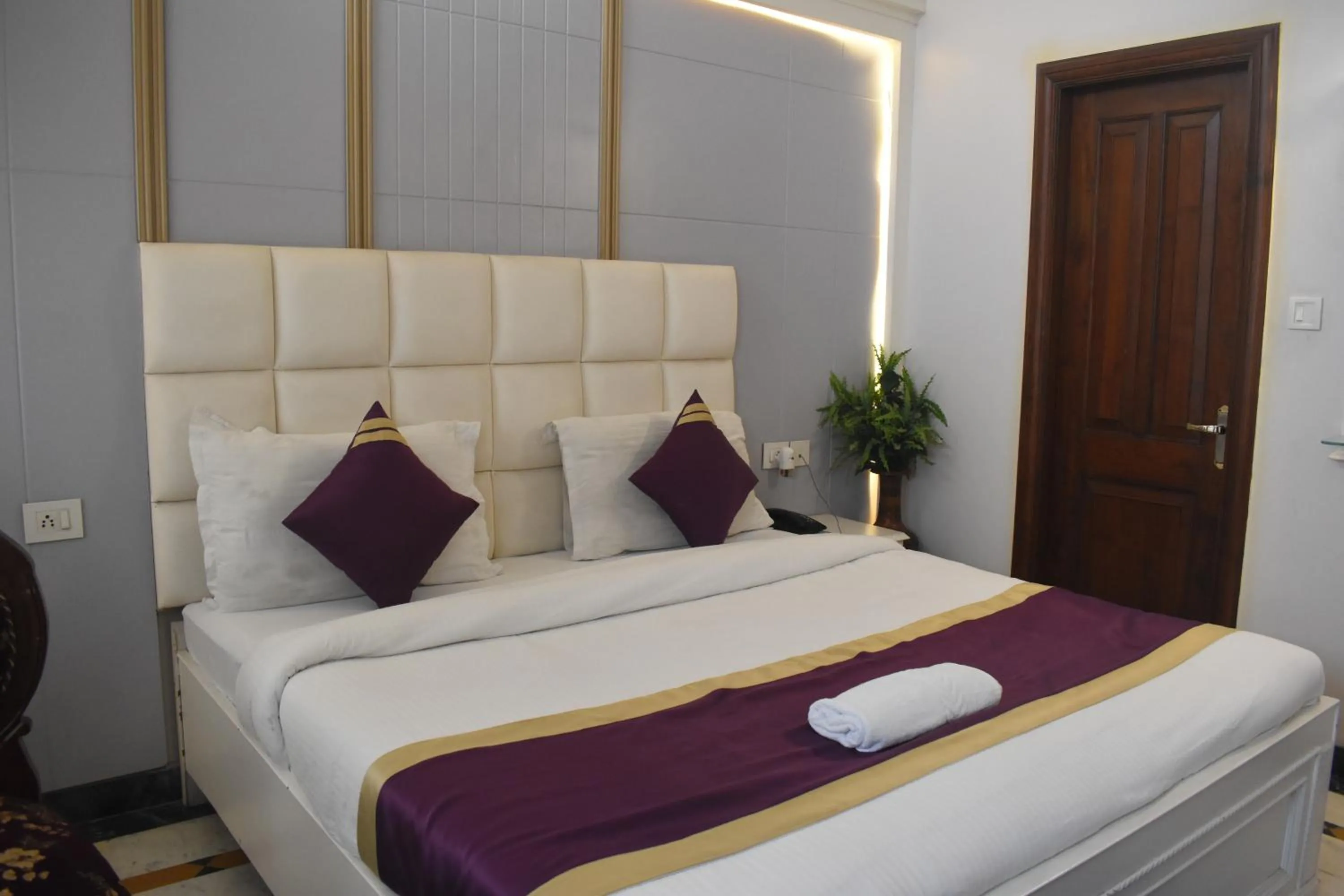 Photo of the whole room, Bed in Shakuntala Palace Point