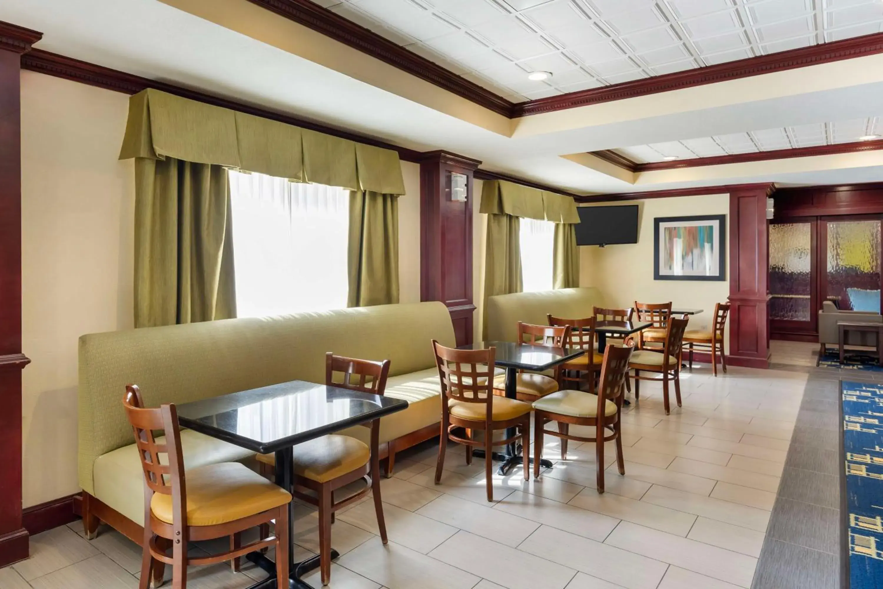 Breakfast in Best Western Plus Pratt Breakfast in Best Western Plus Pratt