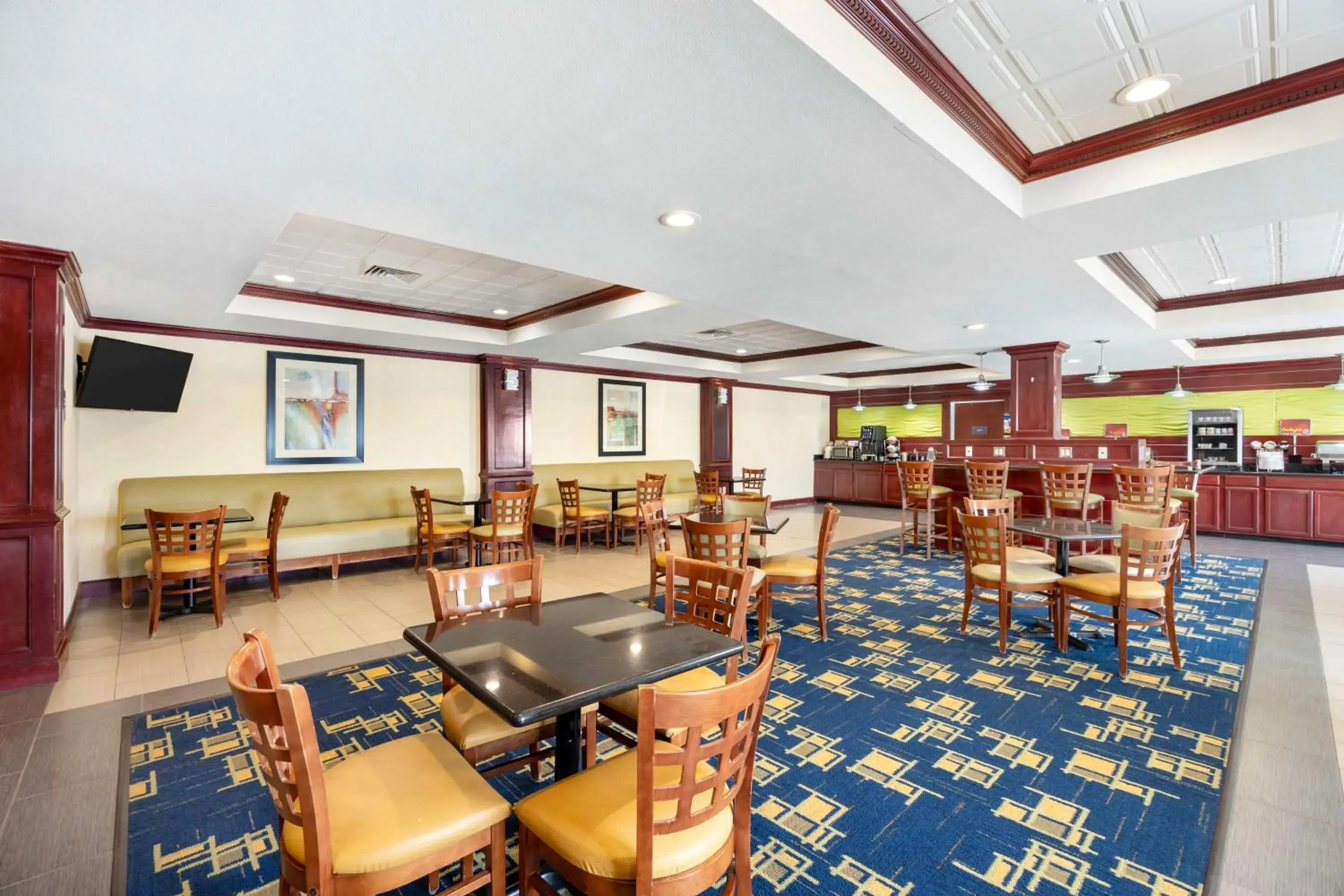 Breakfast in Best Western Plus Pratt Breakfast in Best Western Plus Pratt