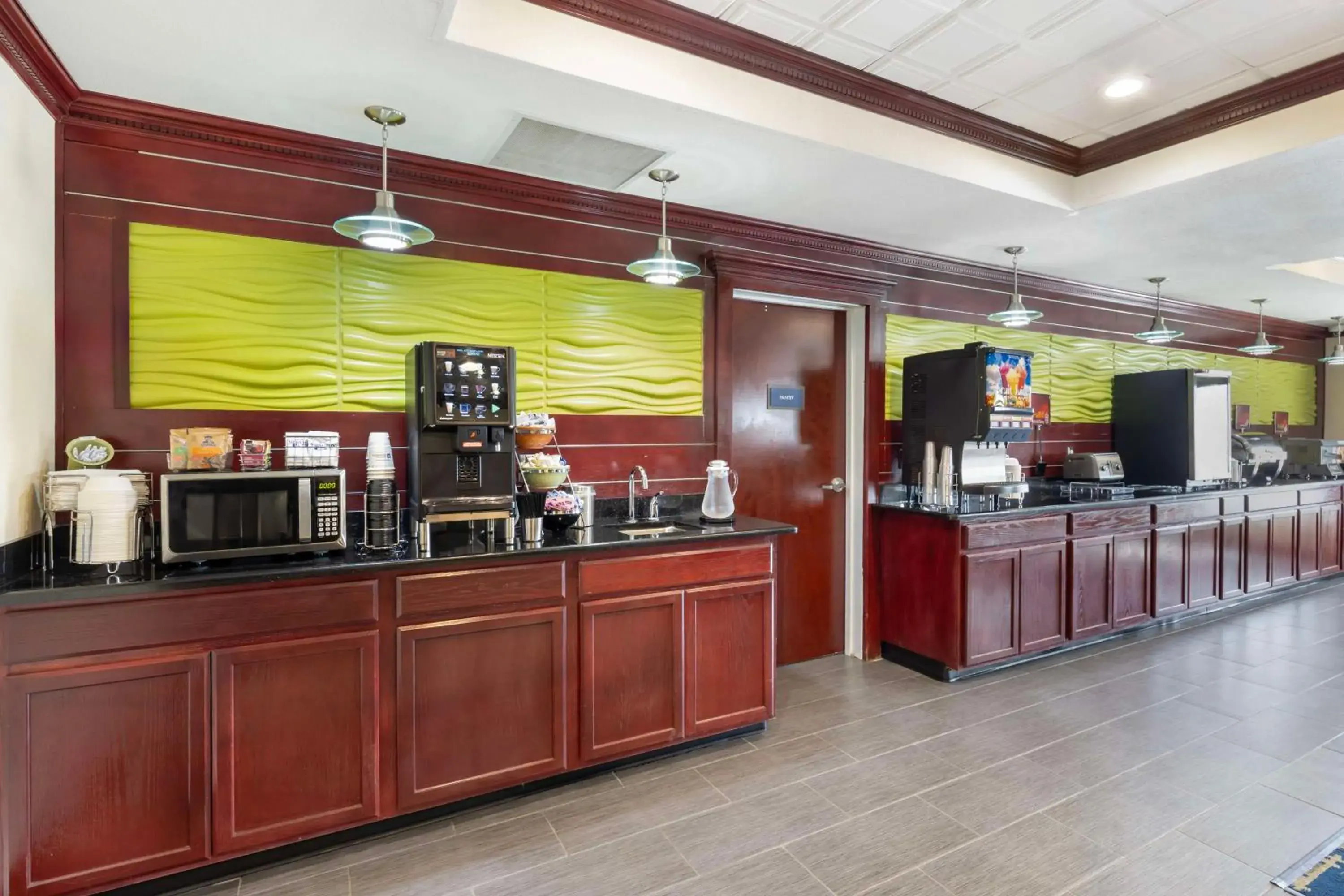 Breakfast in Best Western Plus Pratt Breakfast in Best Western Plus Pratt