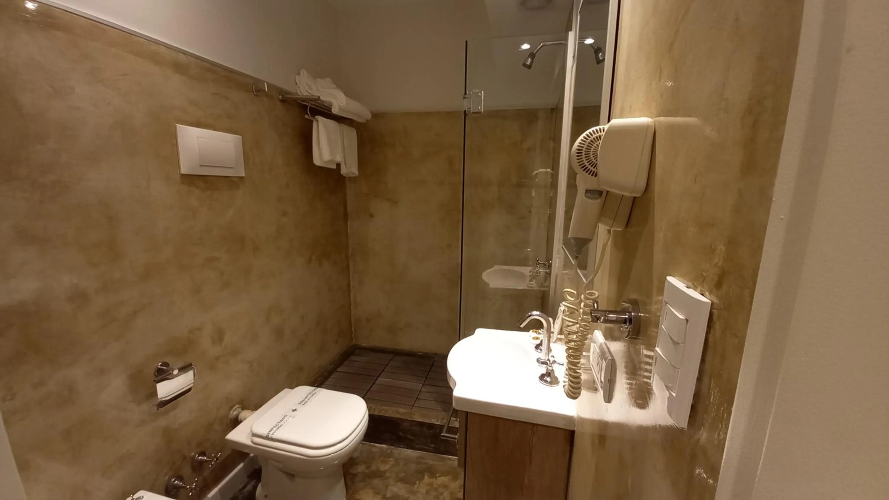 Bathroom in Hotel Versailles