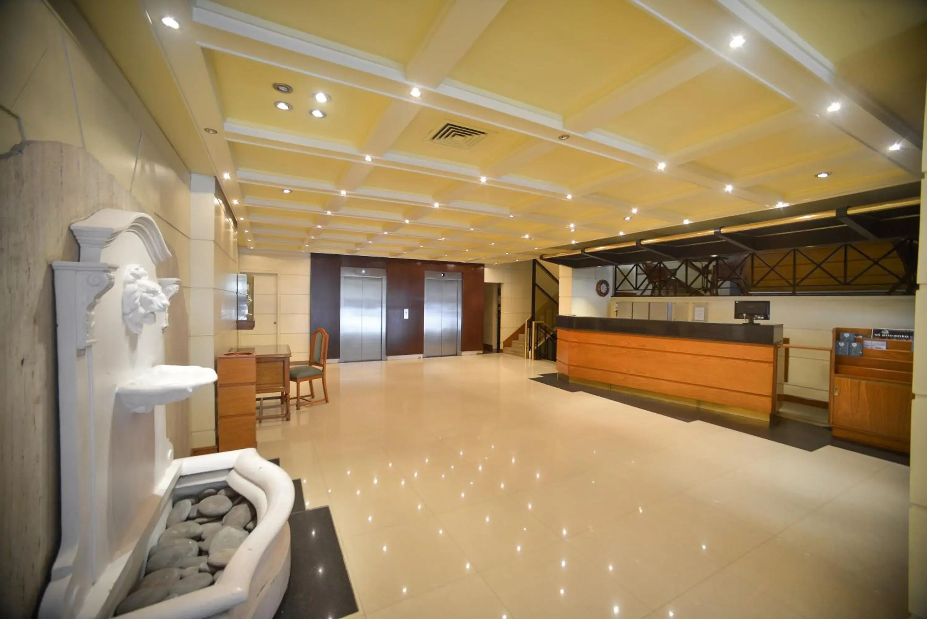 Lobby or reception in Hotel Versailles Lobby or reception in Hotel Versailles