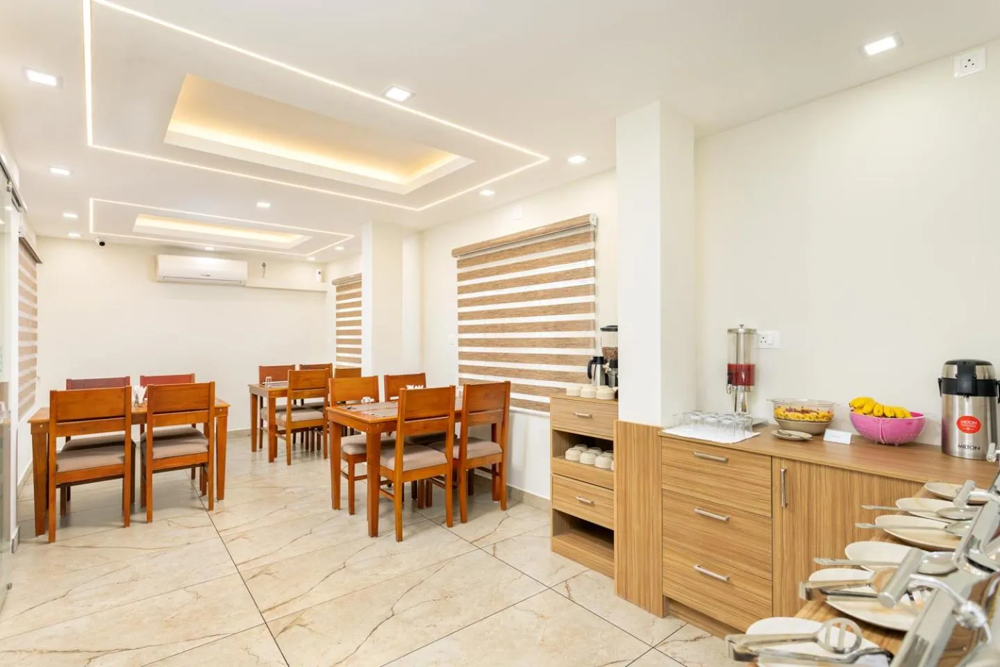 Restaurant/places to eat in ESAA Airport Hotel