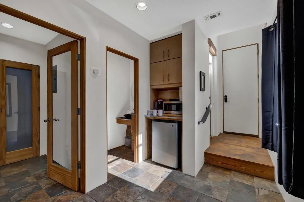 Guest Quarters - 2 Blocks to Main Street!