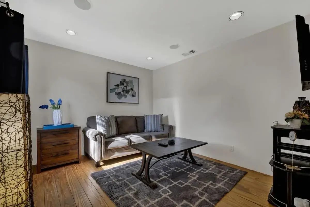 Guest Quarters - 2 Blocks to Main Street! Guest Quarters - 2 Blocks to Main Street!