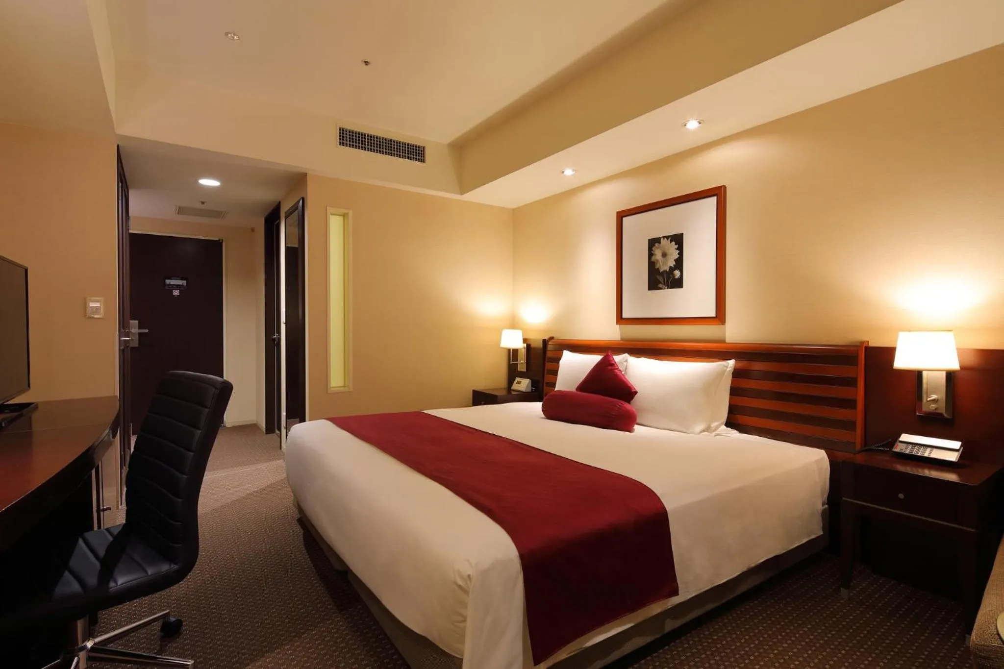 Photo of the whole room, Bed in ANA Crowne Plaza Okayama by IHG