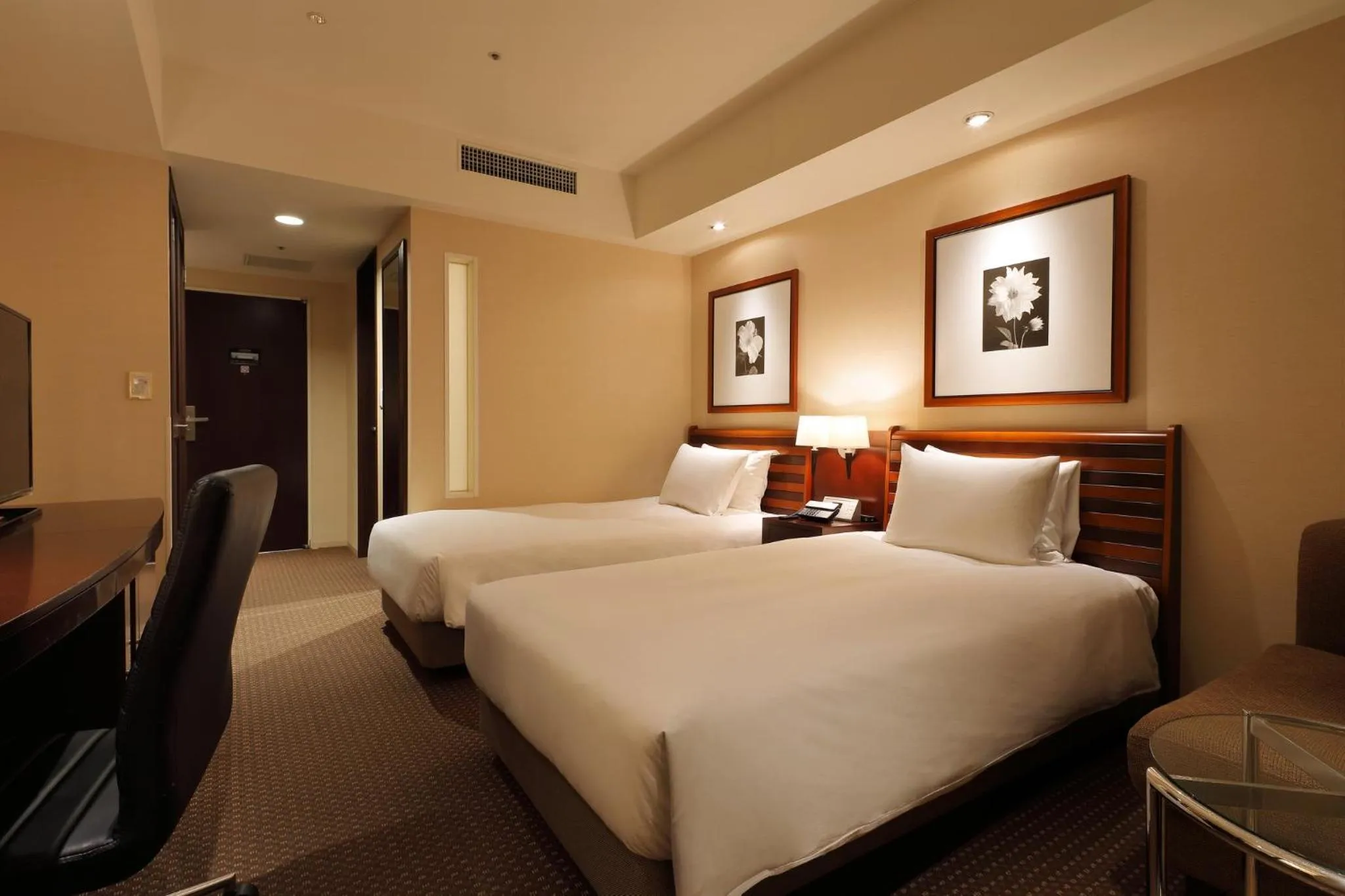 Photo of the whole room, Bed in ANA Crowne Plaza Okayama by IHG