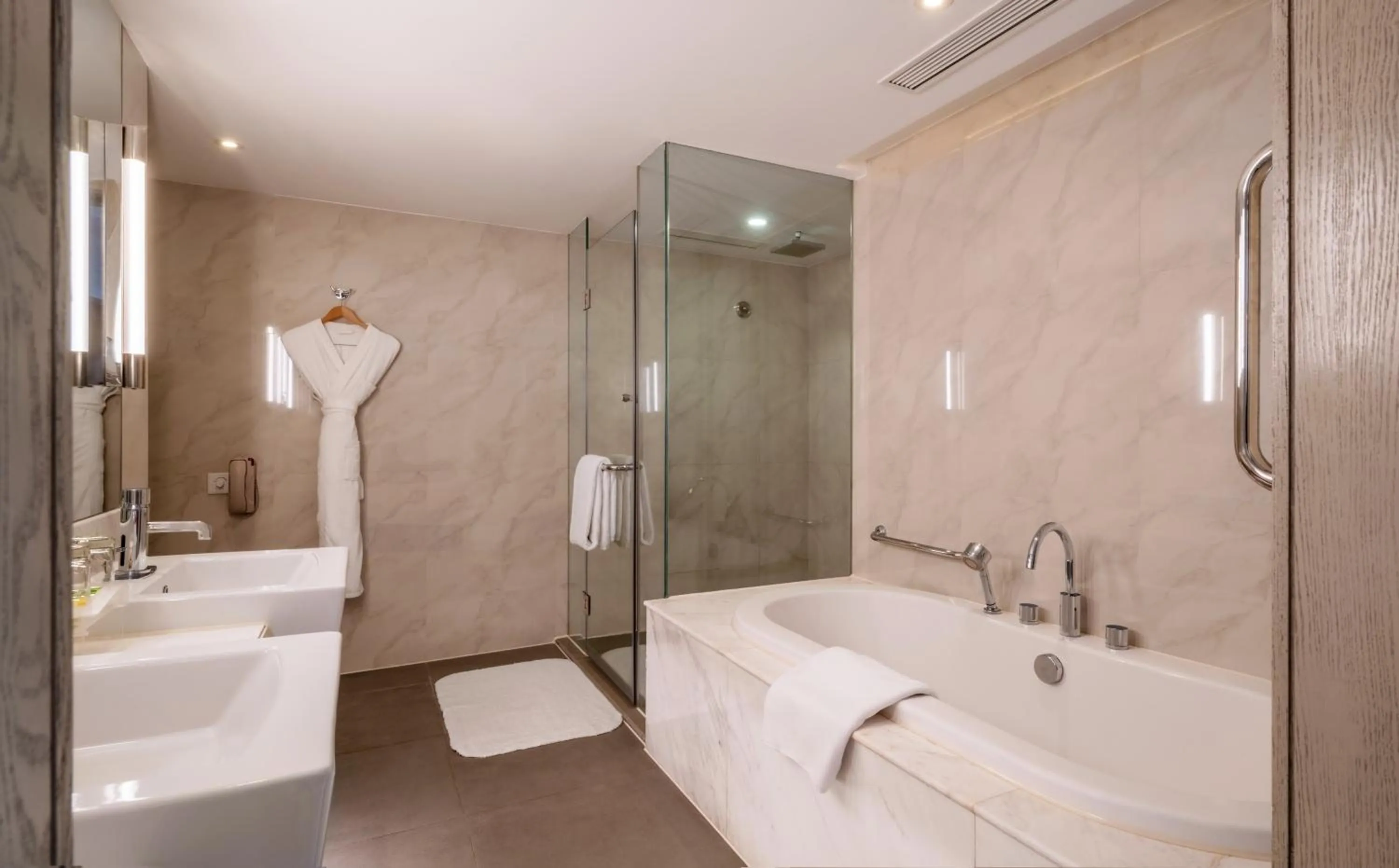 Photo of the whole room in Holiday Inn Kunming City Centre by IHG