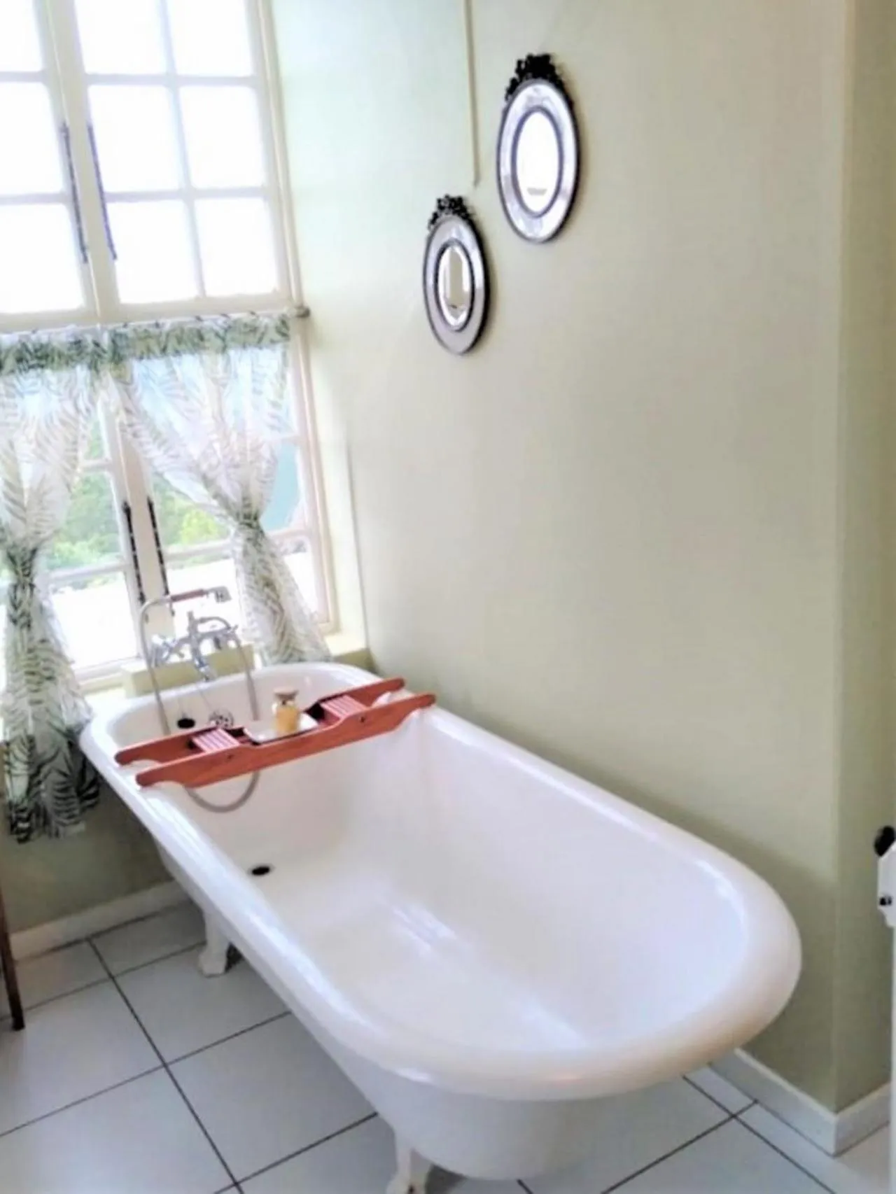 Property building in Gateside Guesthouse