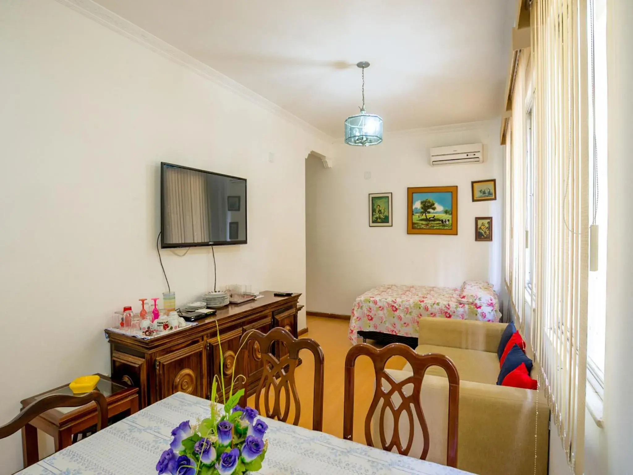 Two-Bedroom Apartment in Copacabana posto 5 duas quadras da praia Two-Bedroom Apartment in Copacabana posto 5 duas quadras da praia