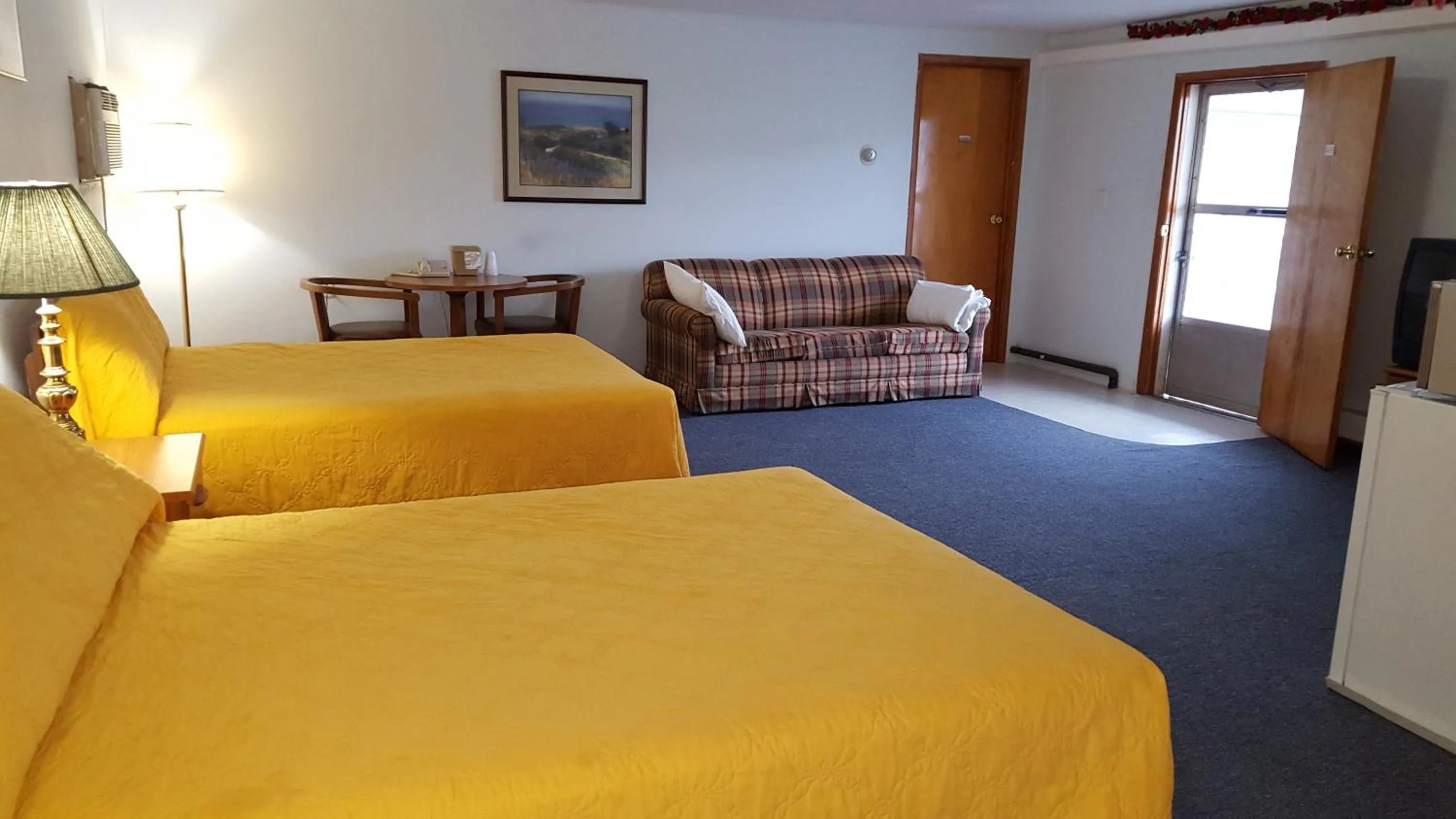 Photo of the whole room, Bed in Budget Inn