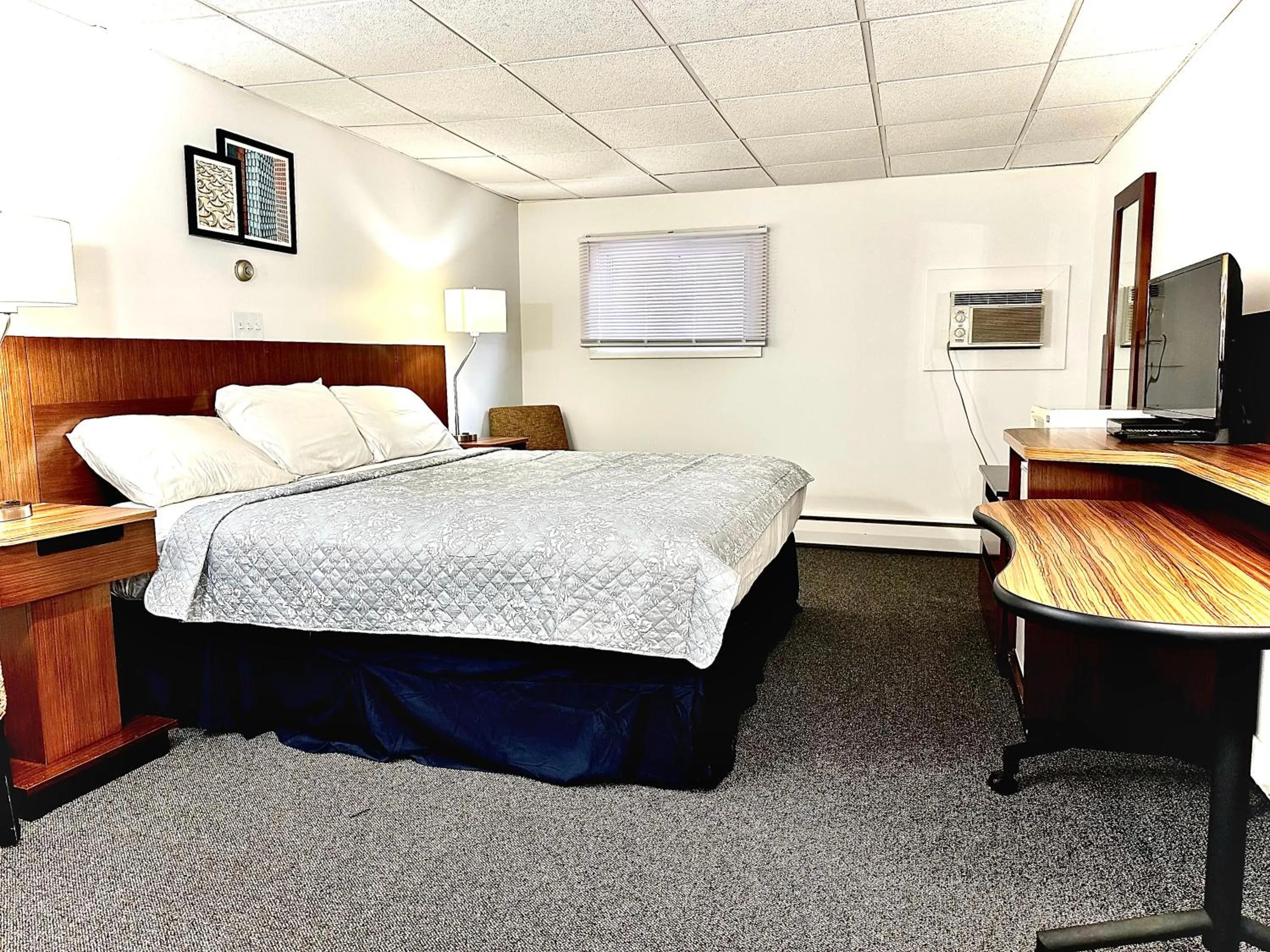 Photo of the whole room, Bed in Budget Inn