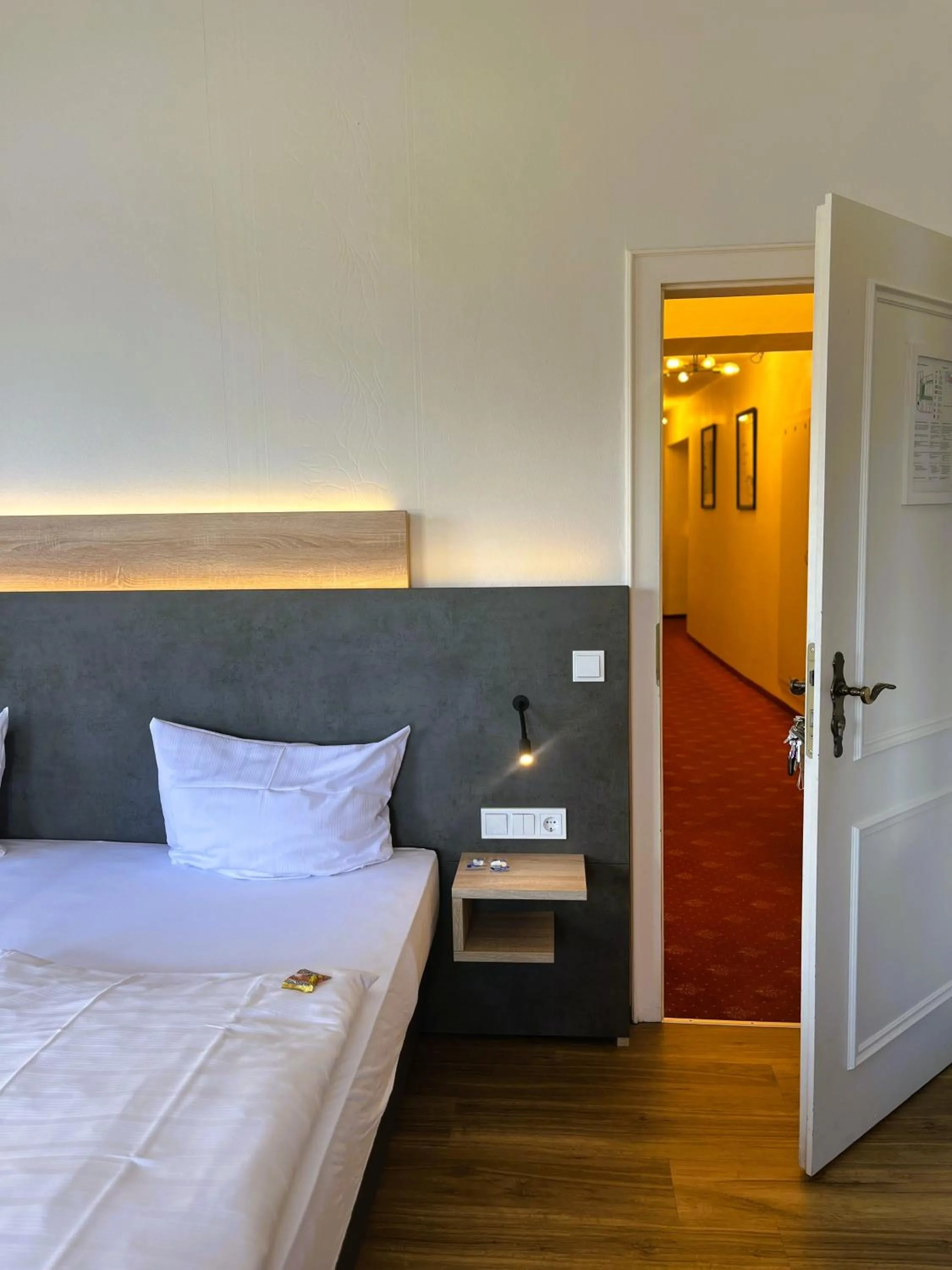 Photo of the whole room, Bed in Moselhotel Römischer Kaiser