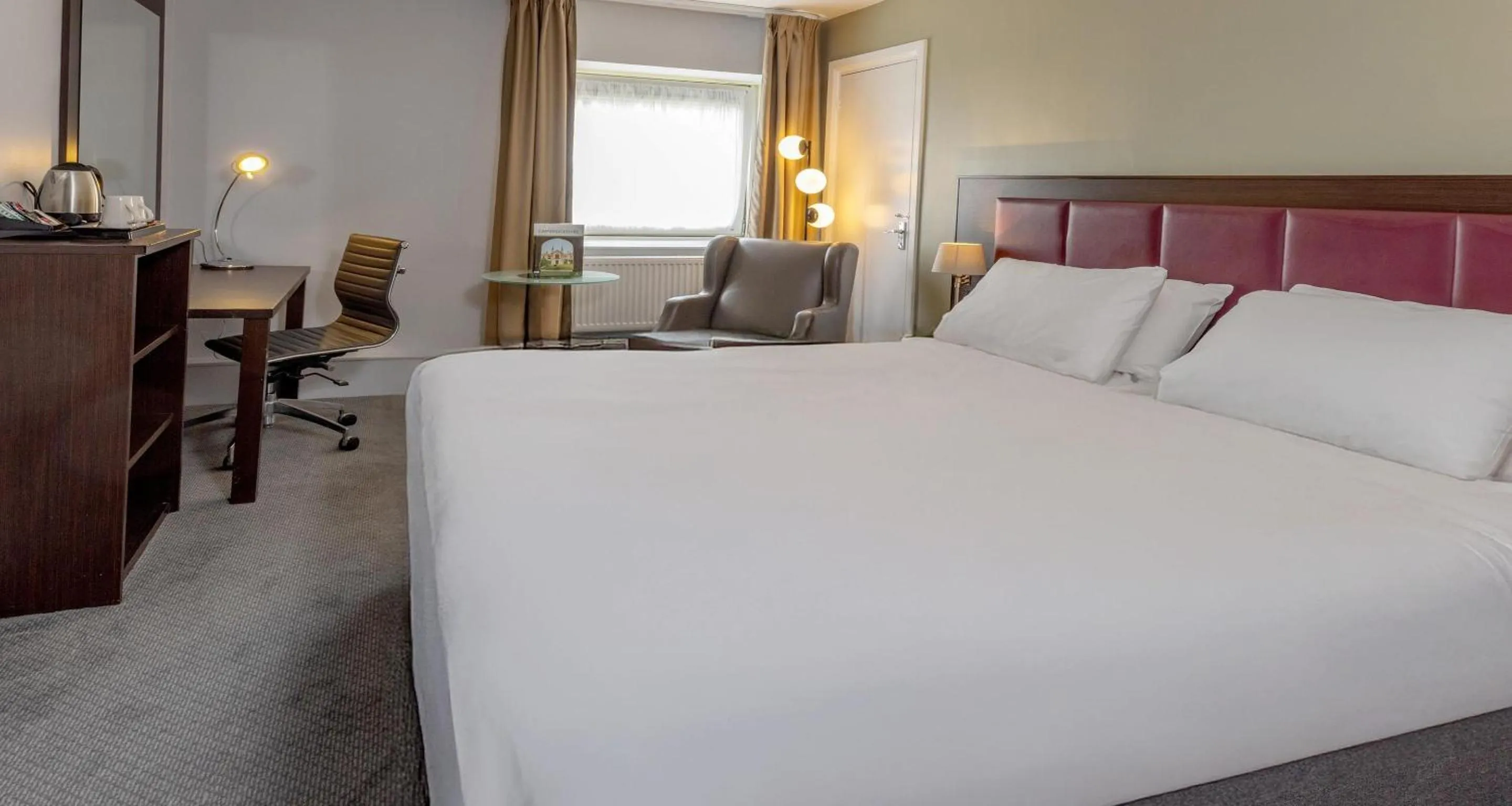 Bedroom, Bed in Cambridge Bar Hill Hotel, BW Signature Collection