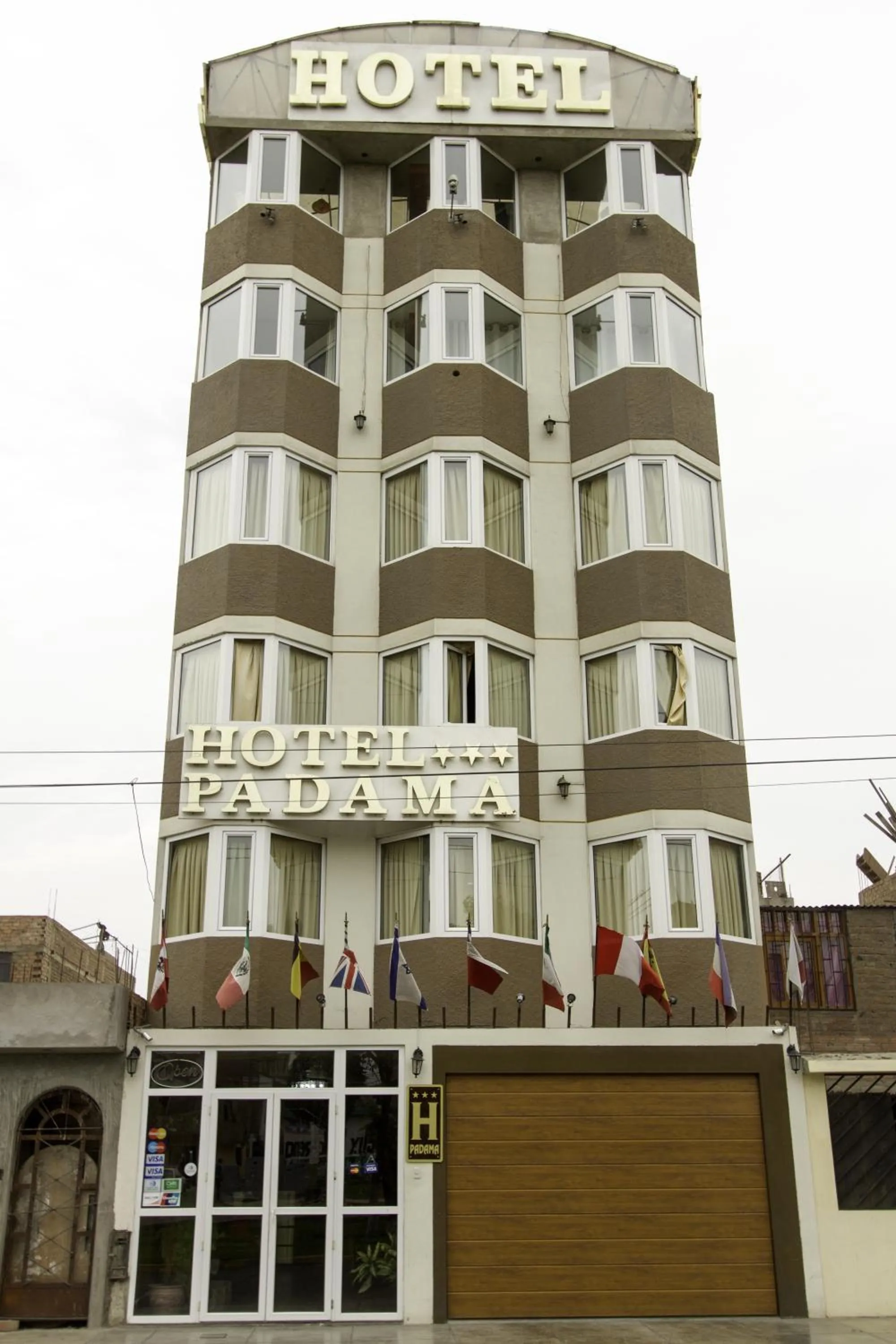 Facade/entrance in Padama