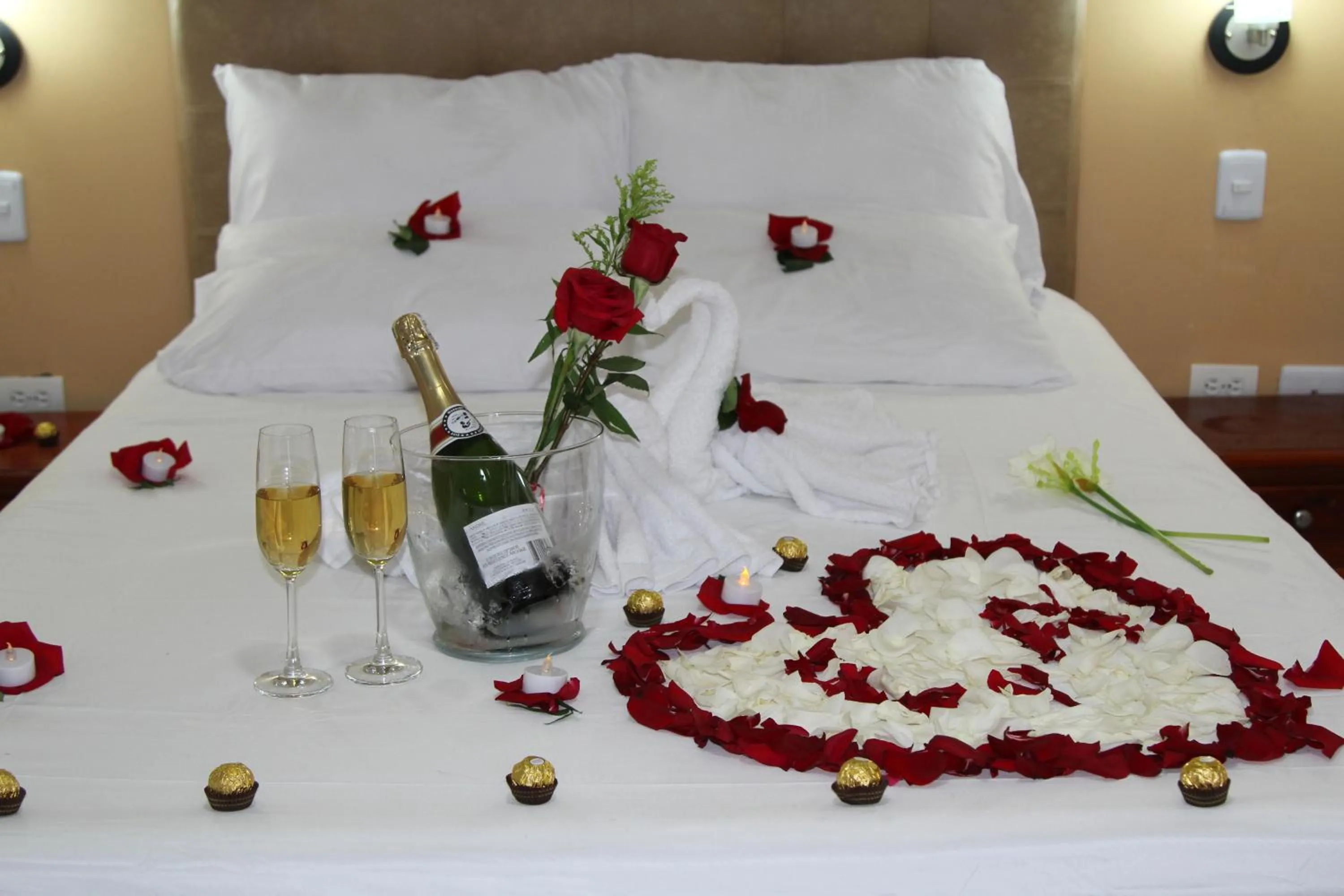 Bedroom, Bed in Azuán Suites Hotel By GEH Suites